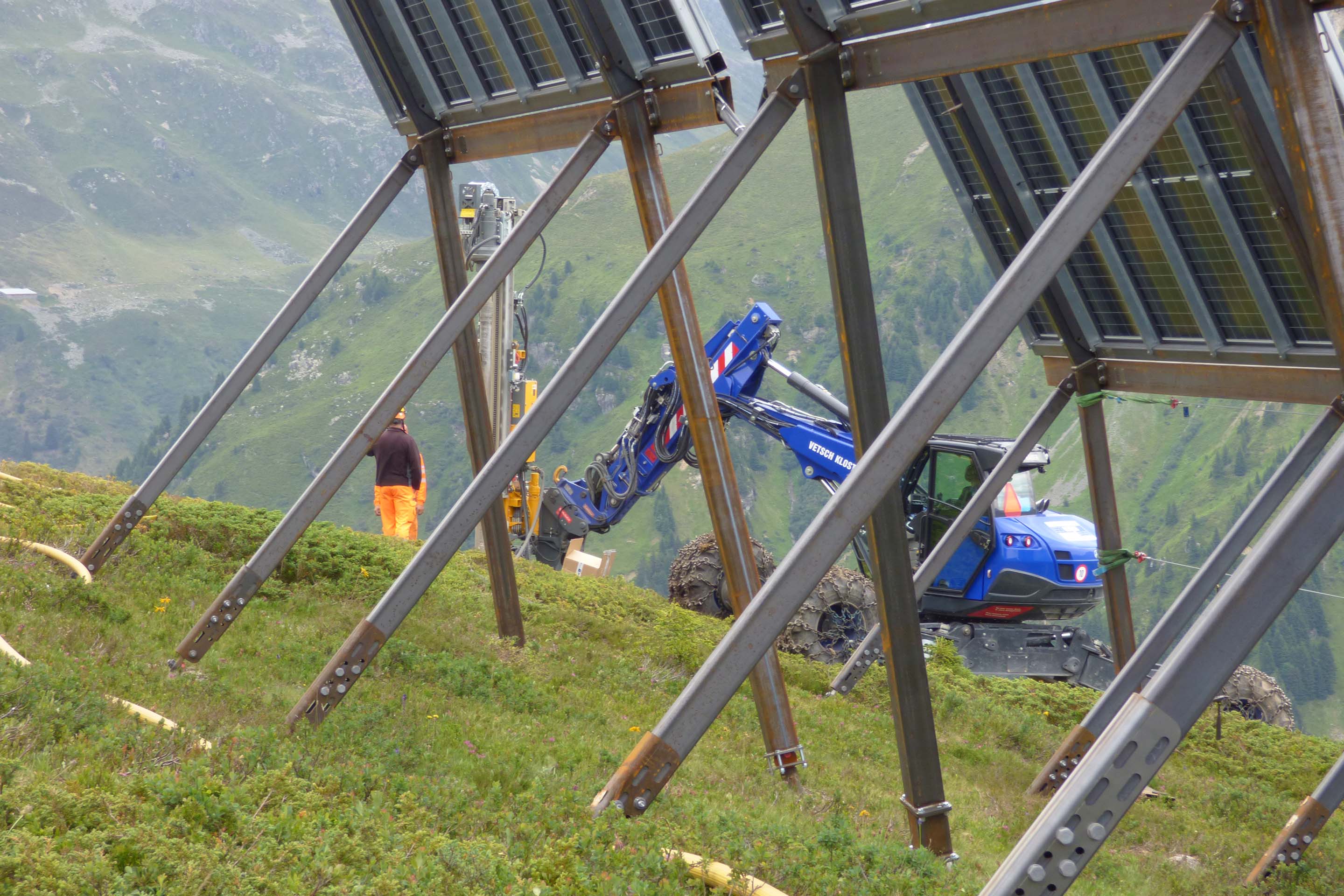 Madrisa Solar Bau Schreitbagger PV Foto