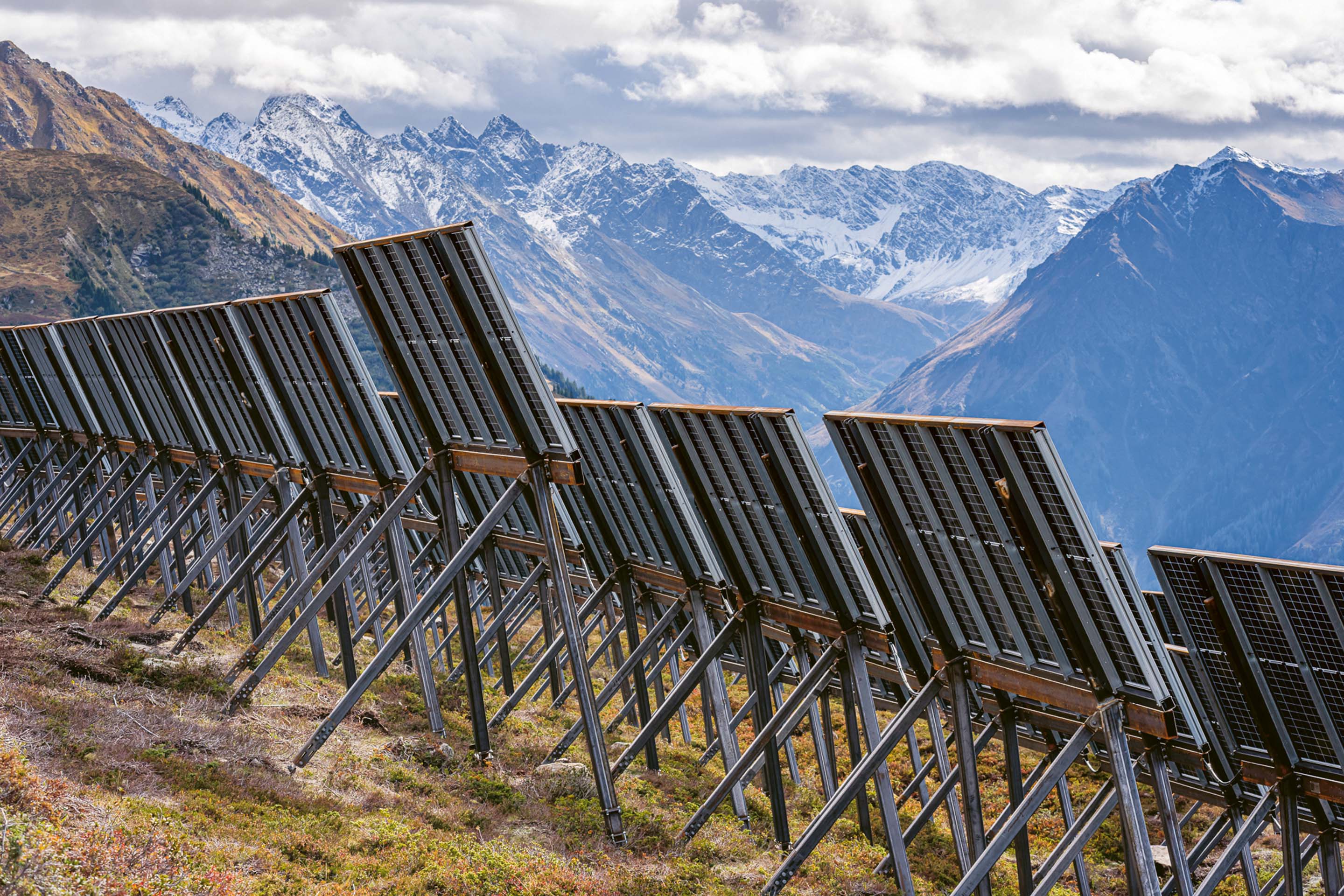 Solaranlage Madrisa Solar PV Staender Foto