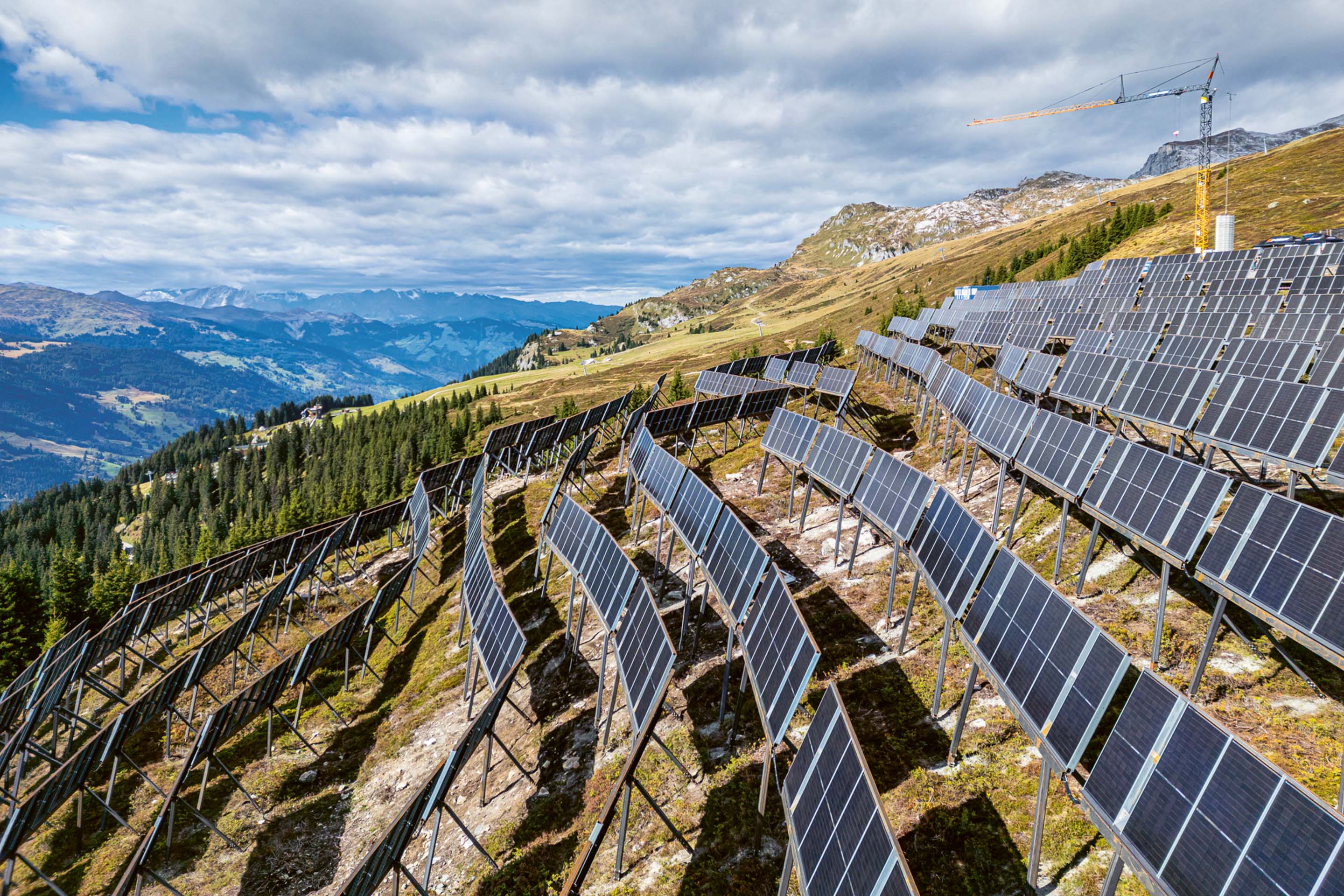 Solaranlage Madrisa Solar PV Staender Luftaufnahme Foto