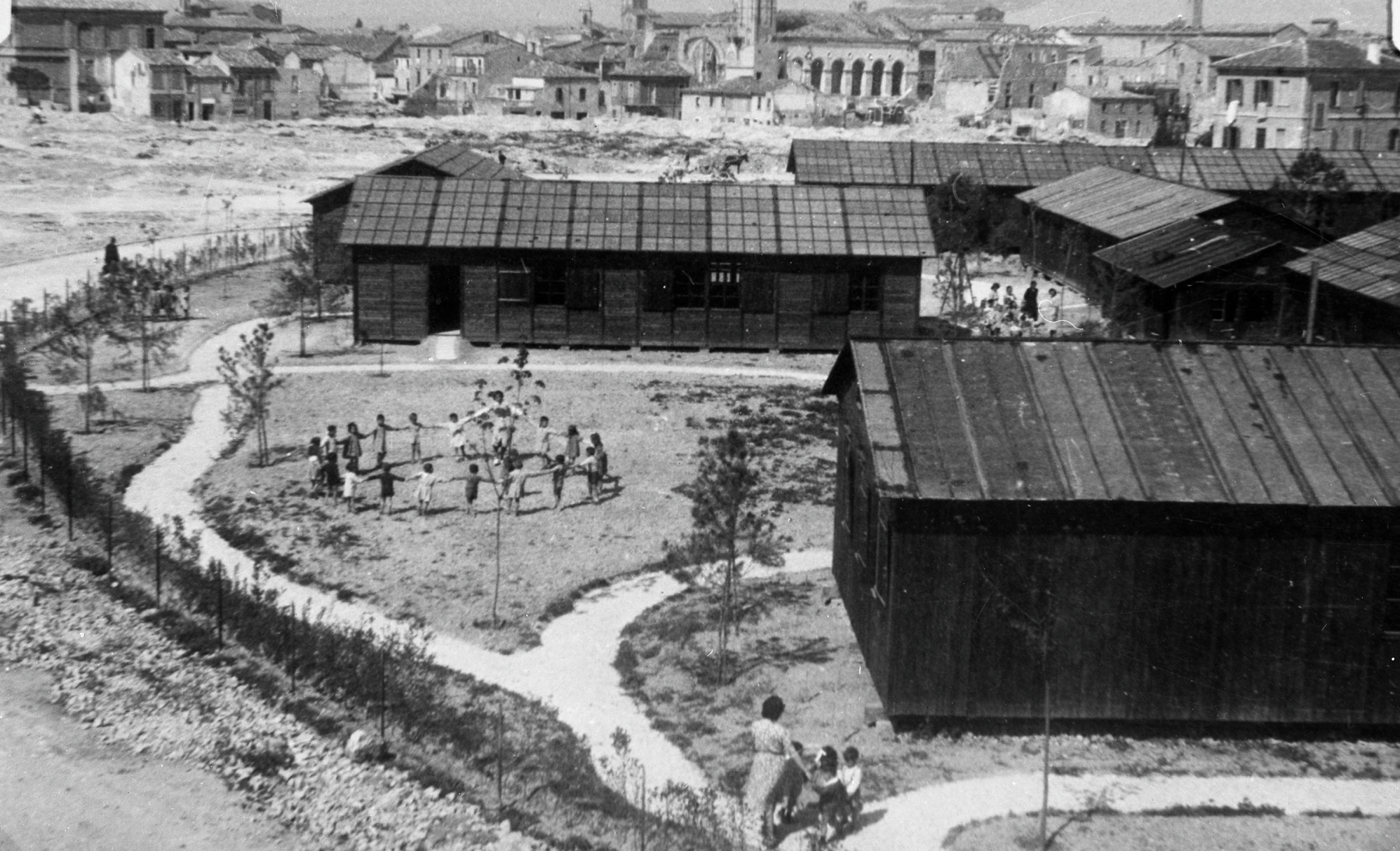 Il Centro Educativo Italo Svizzero (CEIS) all’indomani della sua costruzione, nel 1945-1946, tra le macerie della città di Rimini devastata dai bombardamenti.