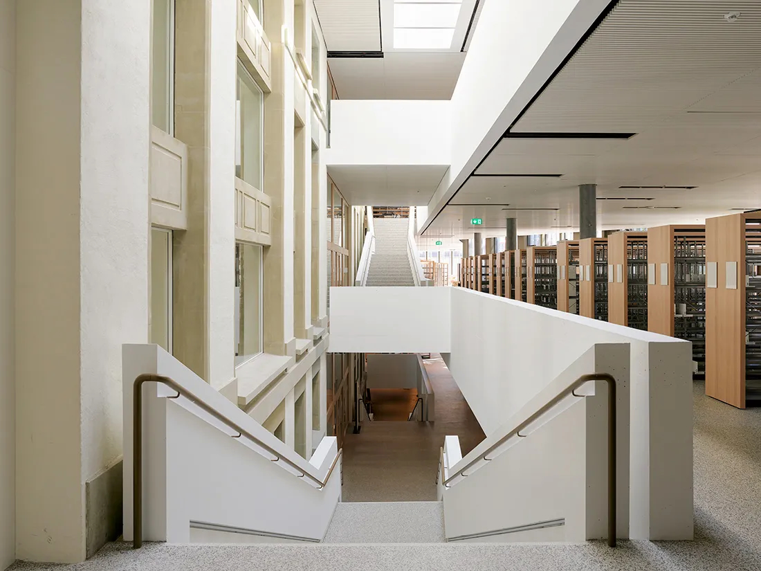 Escalier intérieur de la BCU de Fribourg rénovée