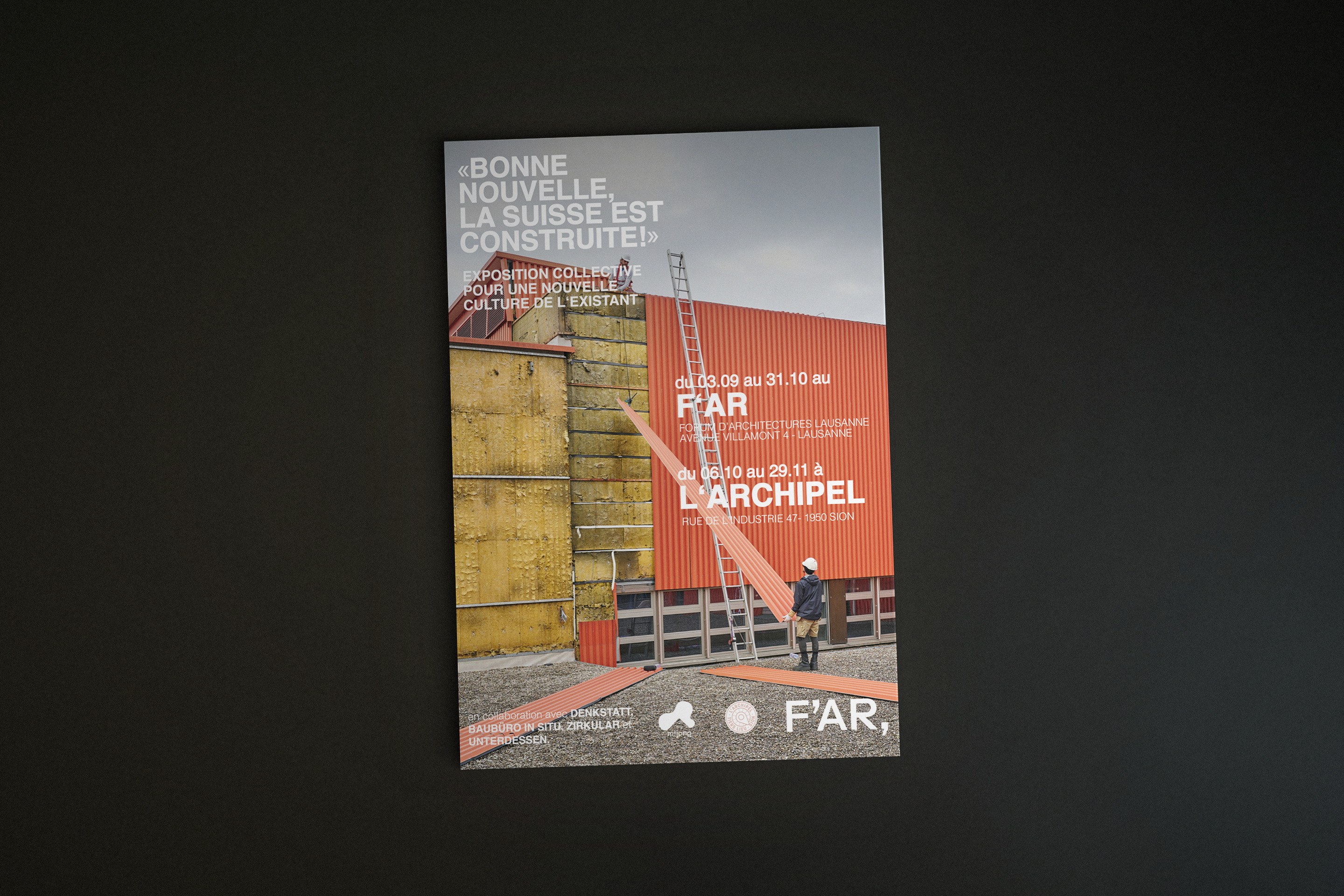 Affiche «Bonne nouvelle: la Suisse est construite!», photographiée sur fond sombre