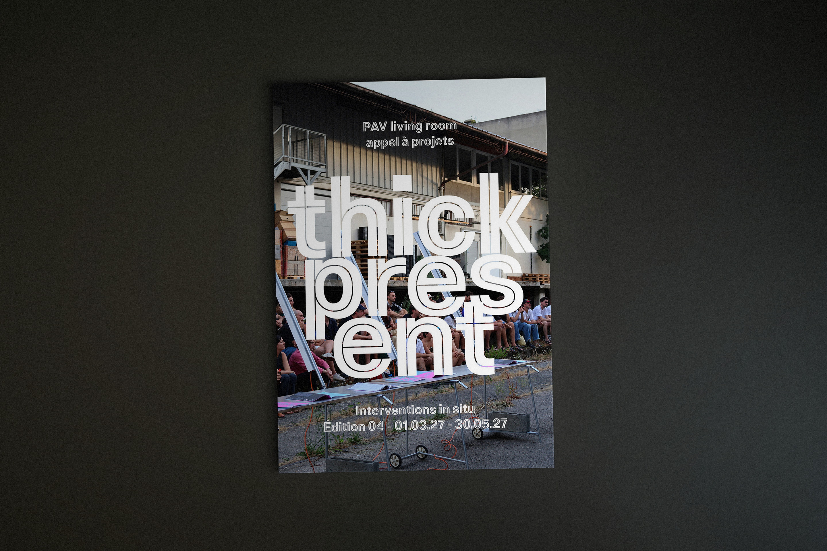 Affiche «Thick Present», appel à projets PAV living room édition 4, photographiée sur fond sombre
