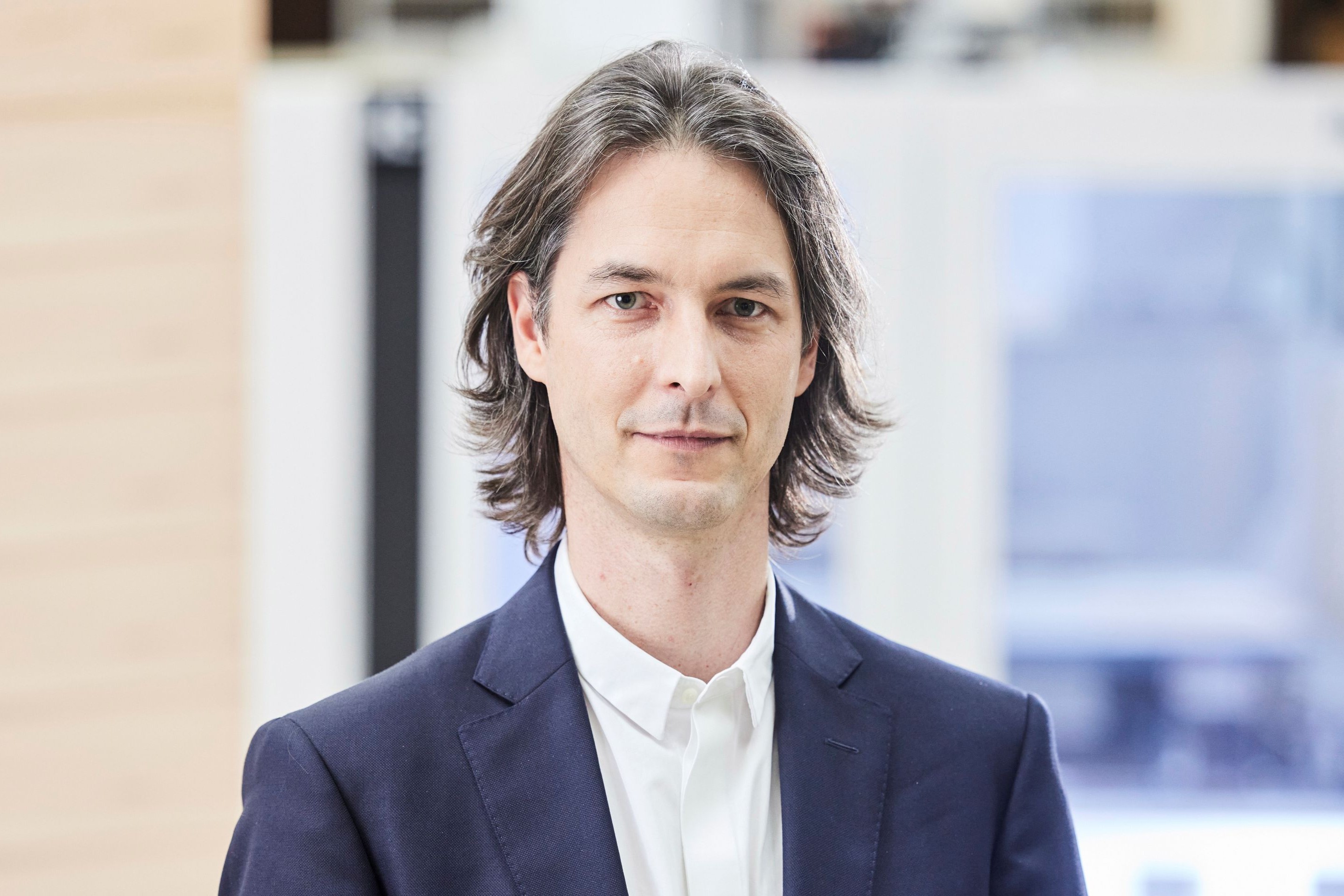 Prof. Dr. Tobias Baitsch sieht die Zukunft der Stadtentwicklung in der Zusammenarbeit über Fachgrenzen hinweg. Mit dem neuen Master Resilient Cities and Communities will er Fachpersonen auf die Herausforderungen von morgen vorbereiten.