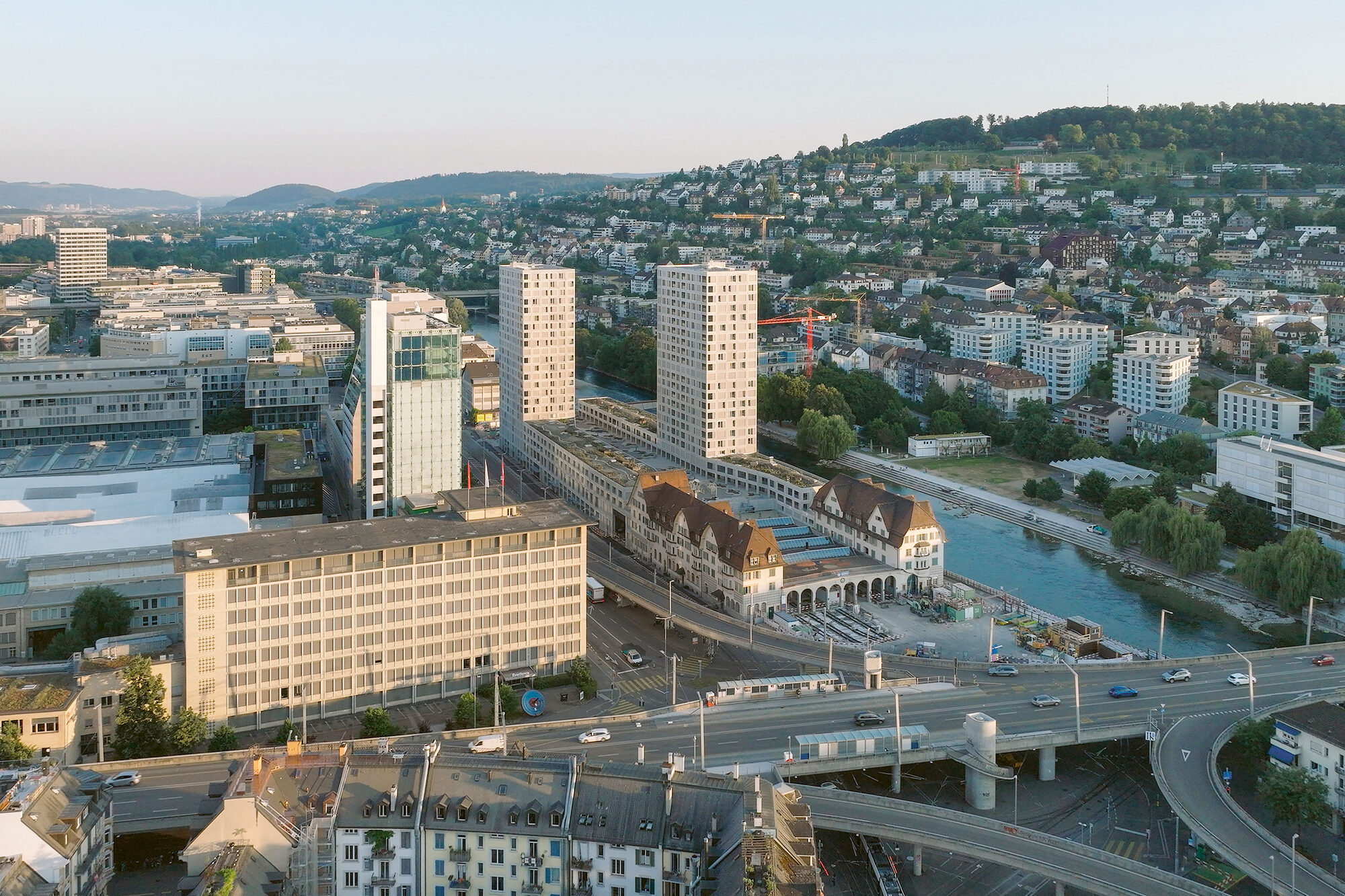 Vue aérienne des deux tours de Depot Hard à Zurich, juchées sur le dépôt de tramway rénové, au bord de la Limmat.