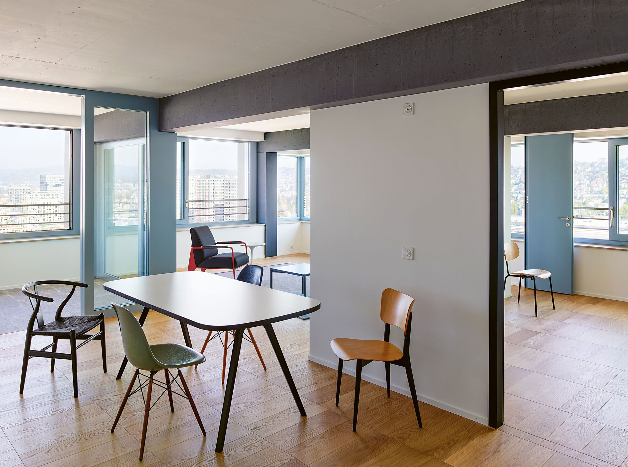 Intérieur d'un appartement de l'Alto Tower, salle à manger ouverte avec vue sur Zurich, portes de communication entre les pièces.