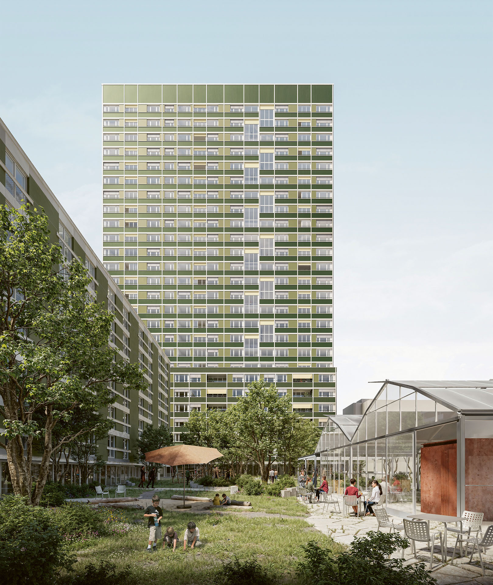 Vue en contre-plongée de la tour d’habitation végétalisée du Koch-Quartier depuis la terrasse du socle, avec une serre réemployée et des habitants attablés en premier plan.