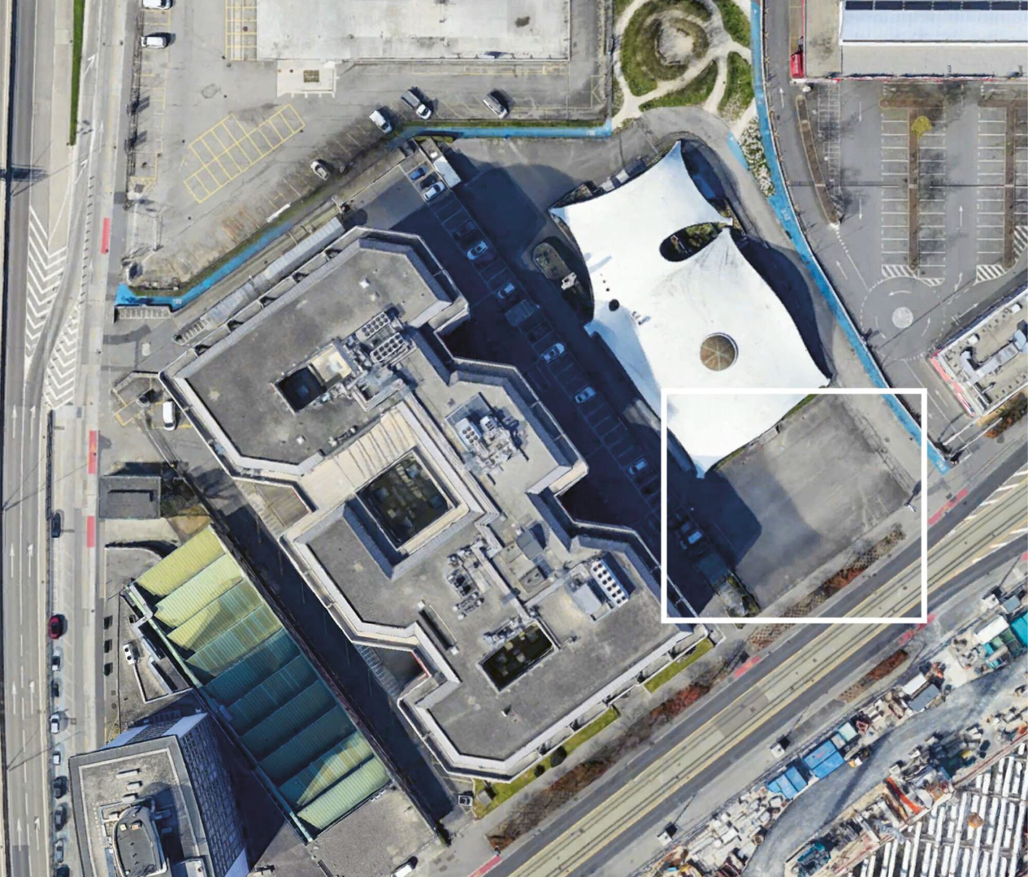 Vue aérienne du Pavillon Sicli, toit tendu blanc en forme de voile, avec le parvis encadré en évidence.