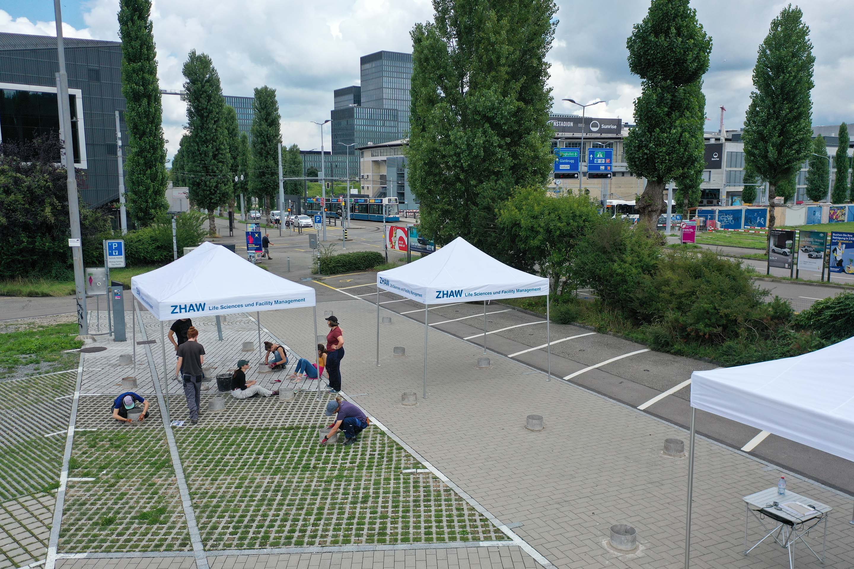 Infiltrationsmessung von durchlässigen Belägen am Dreiecksparkplatz in Zürich Oerlikon.