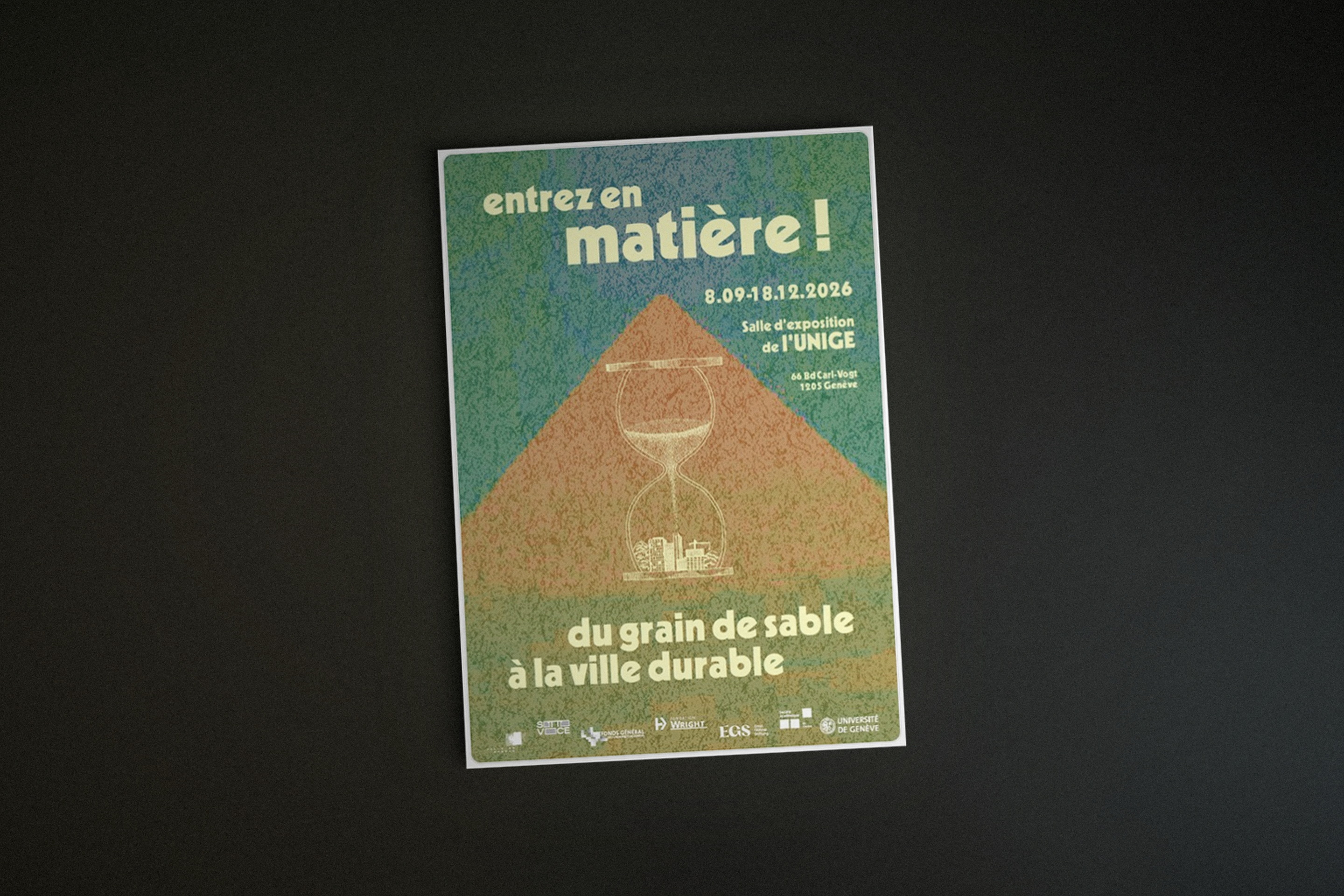 Flyer de l'exposition «Entrez en matière!» photographié sur fond sombre, UNIGE