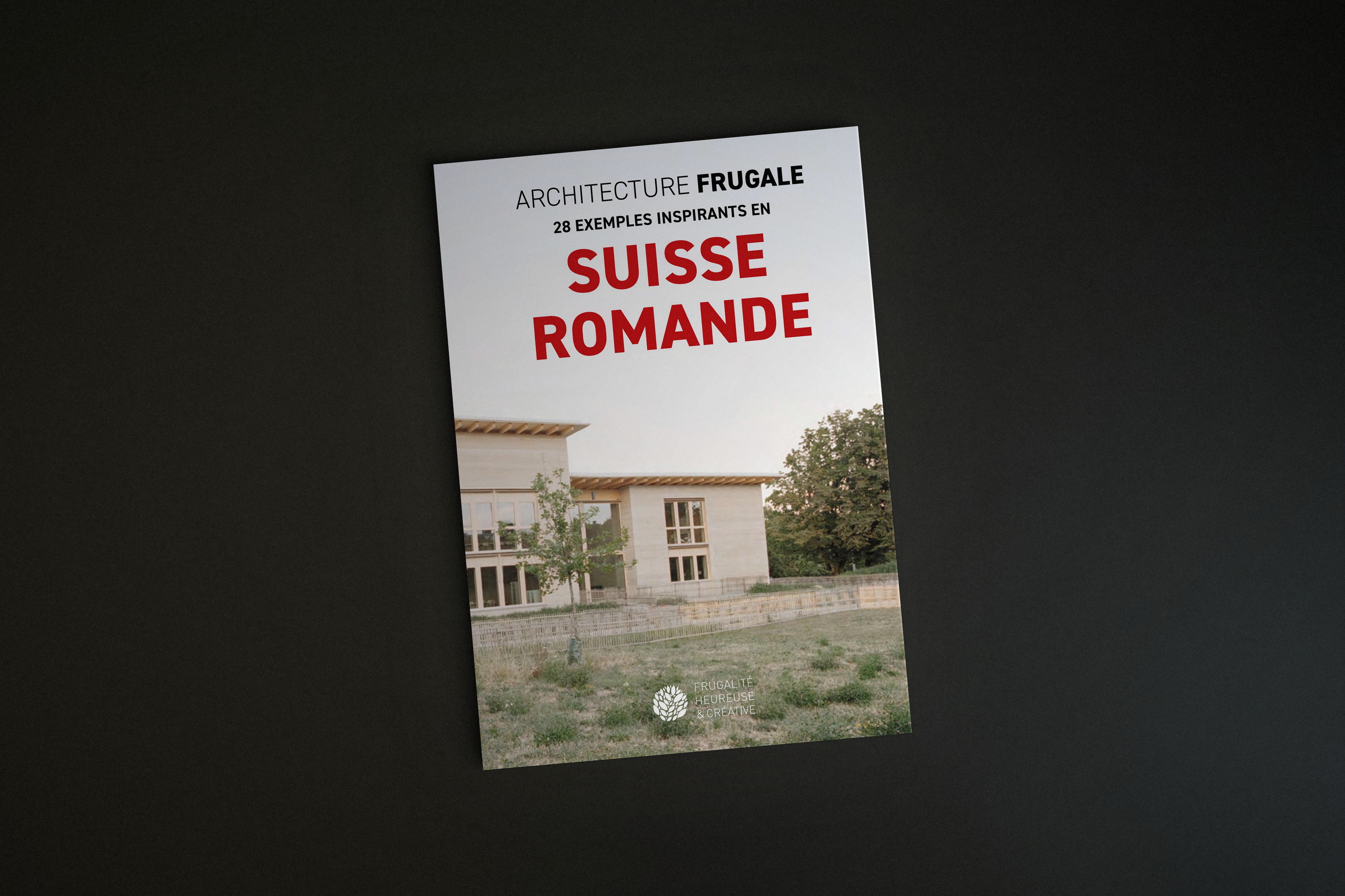 Couverture du livre Architecture frugale, 28 exemples inspirants en Suisse romande, photographiée sur fond sombre