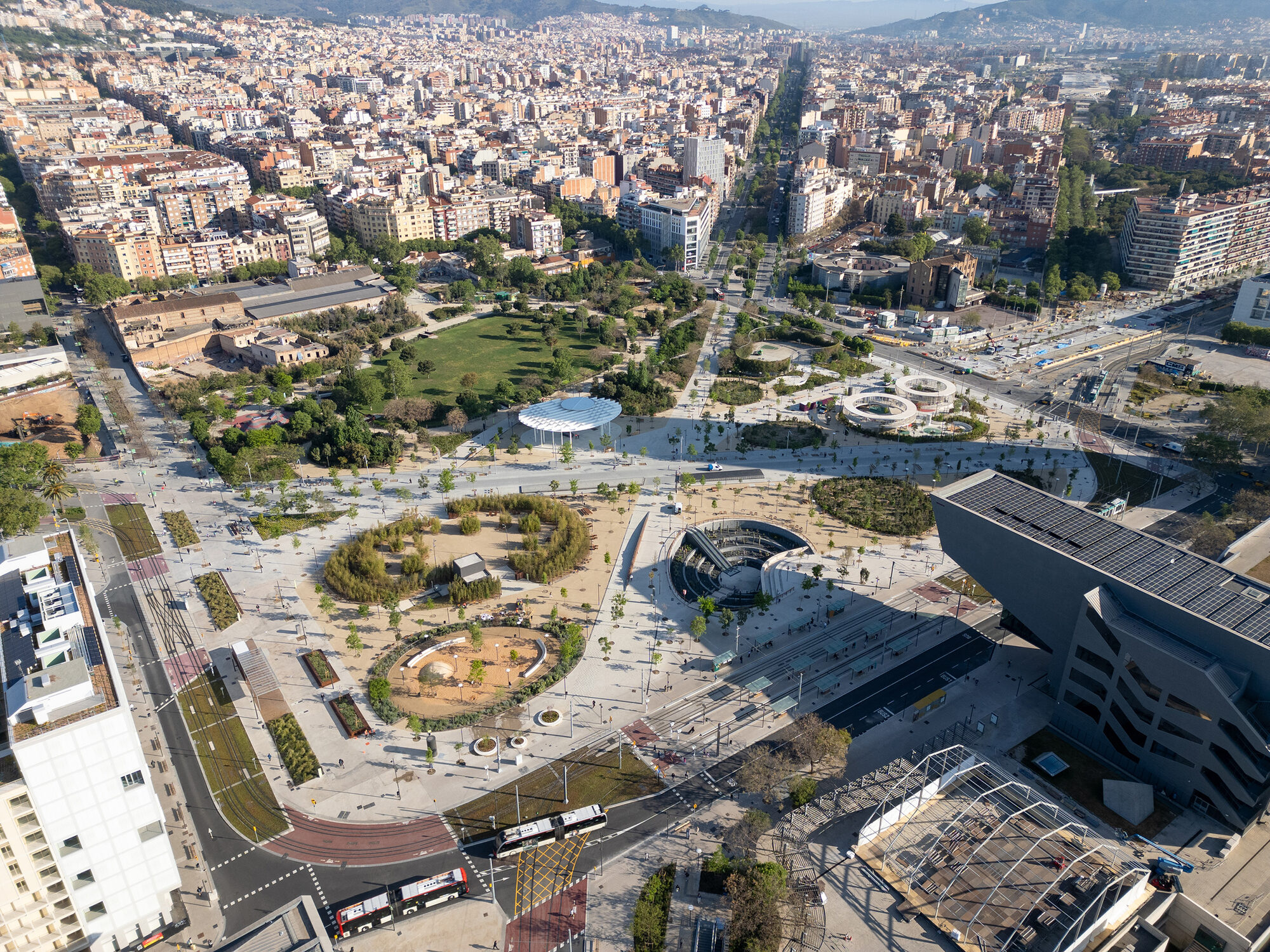 Vue aérienne de la place des Glòries à Barcelone, transformée en parc au-dessus de la circulation.