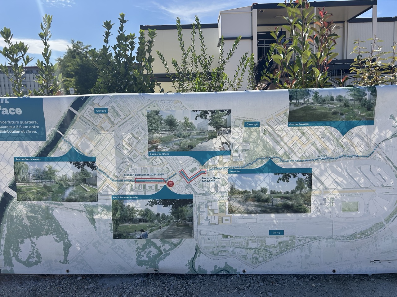 Panneau de chantier montrant le tracé de la Drize et des images des futurs aménagements.