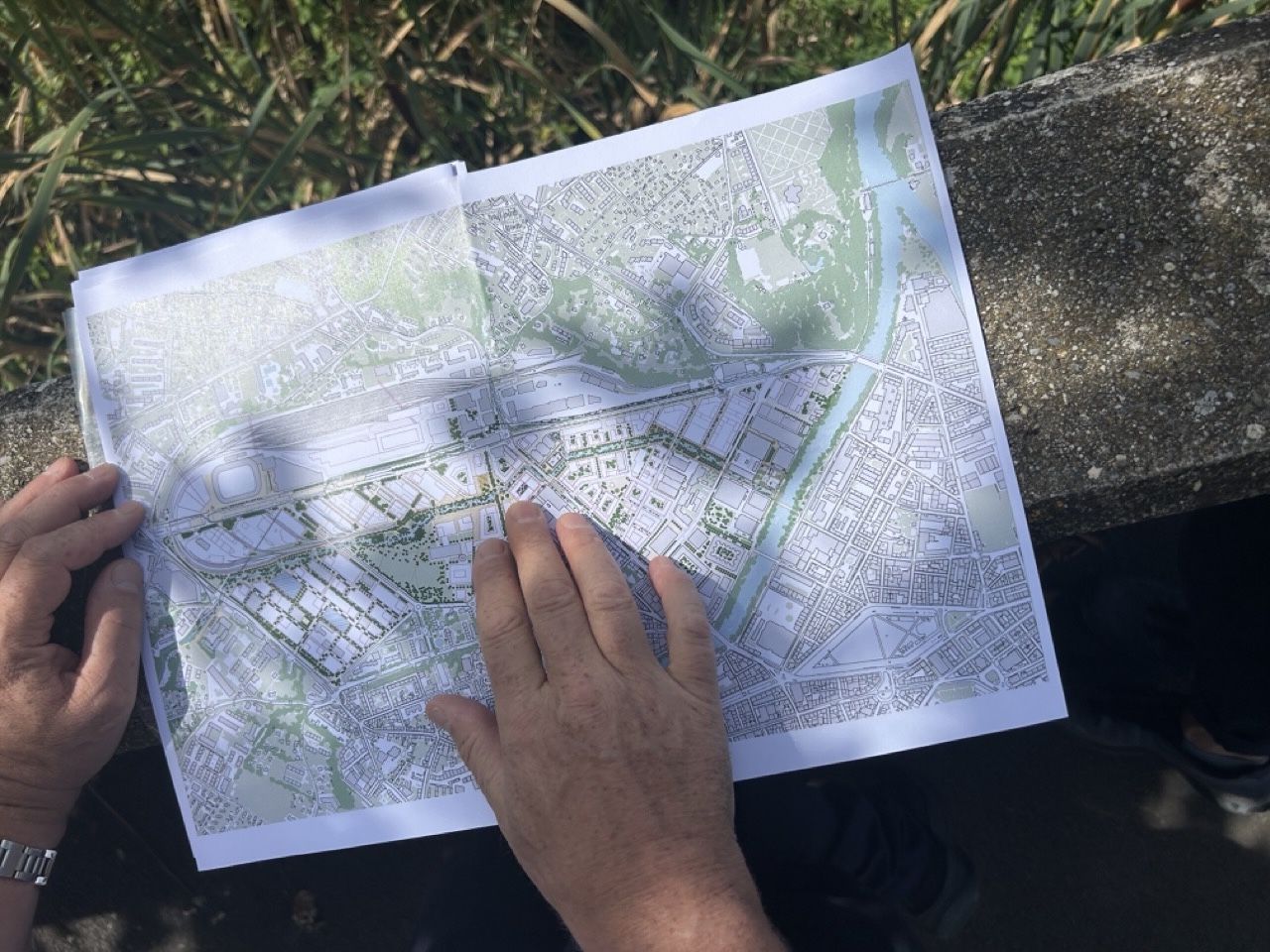 Mains posées sur un plan du secteur et du tracé de la Drize.