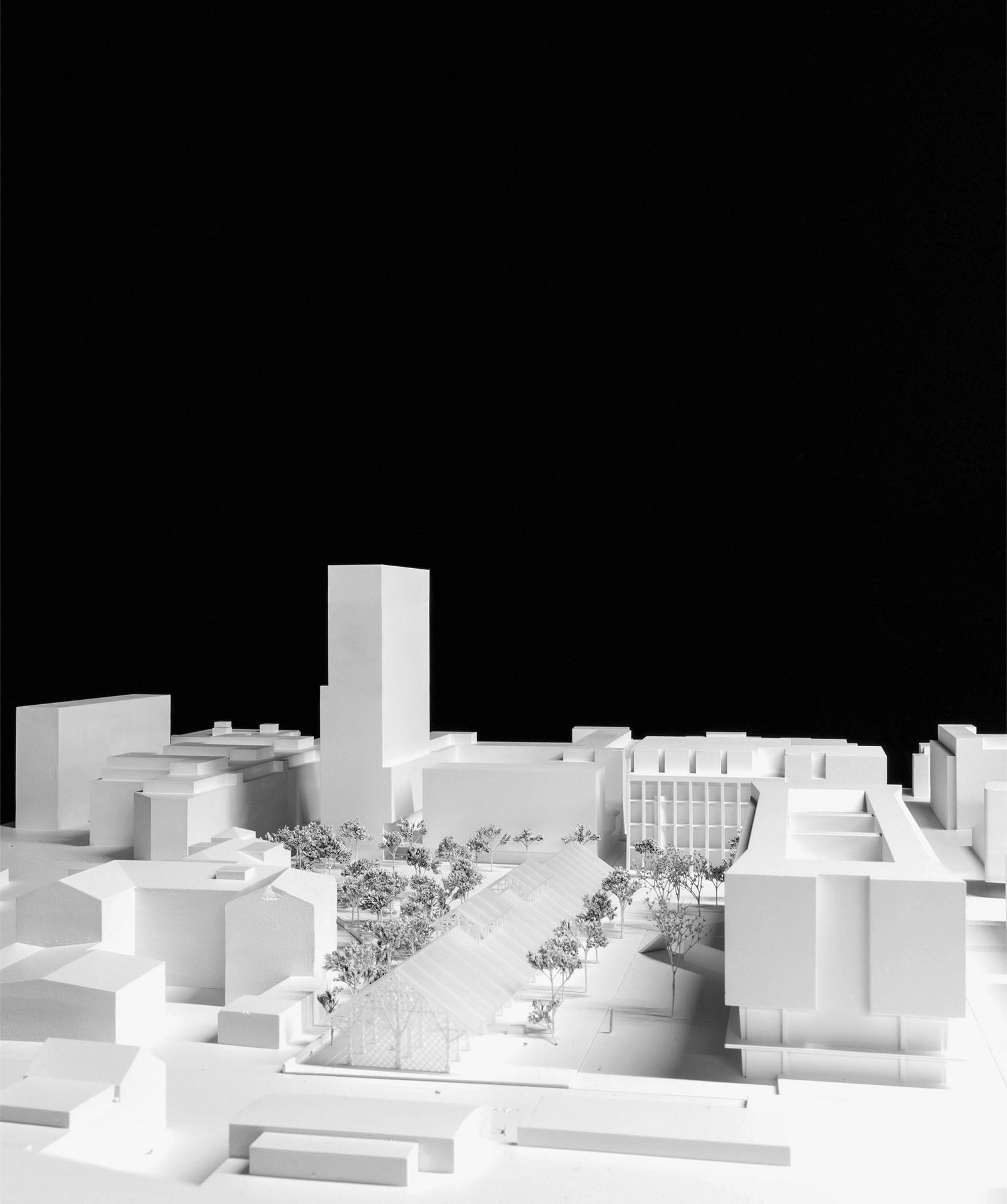 Das Koch-Quartier auf einer ehemaligen Brachfläche in Albisrieden umfasst ein Gebäude der Genossenschaft Kraftwerk (rechts), ein Handwerksgebäude, die beiden Gebäude der ABZ, darunter den Turm (links), sowie einen 12000 m² grossen Park, der teilweise von der ehemaligen Kohlehalle überdacht wird.