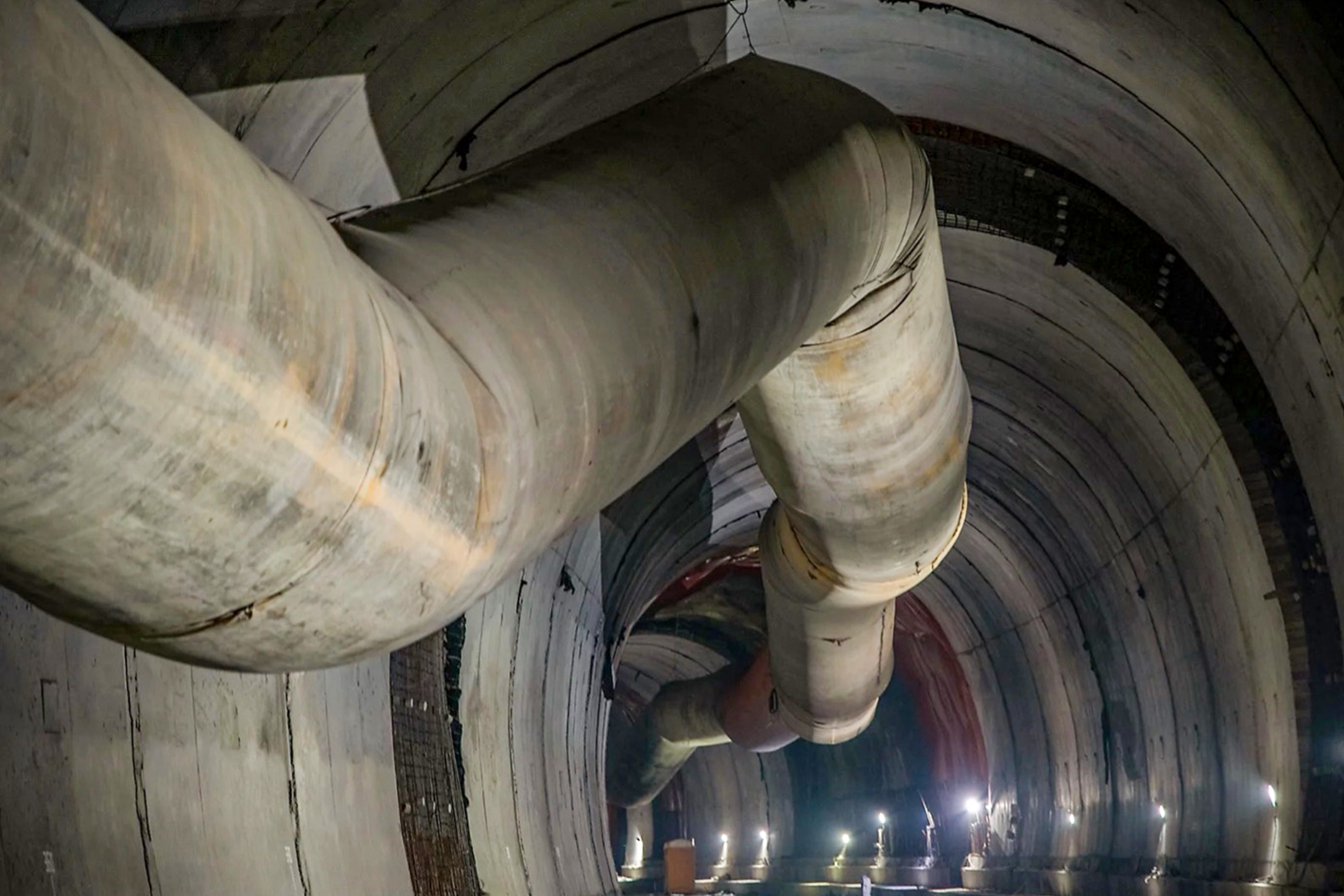 Tunnelauskleidung und Leitungen aus LC3-Beton. 