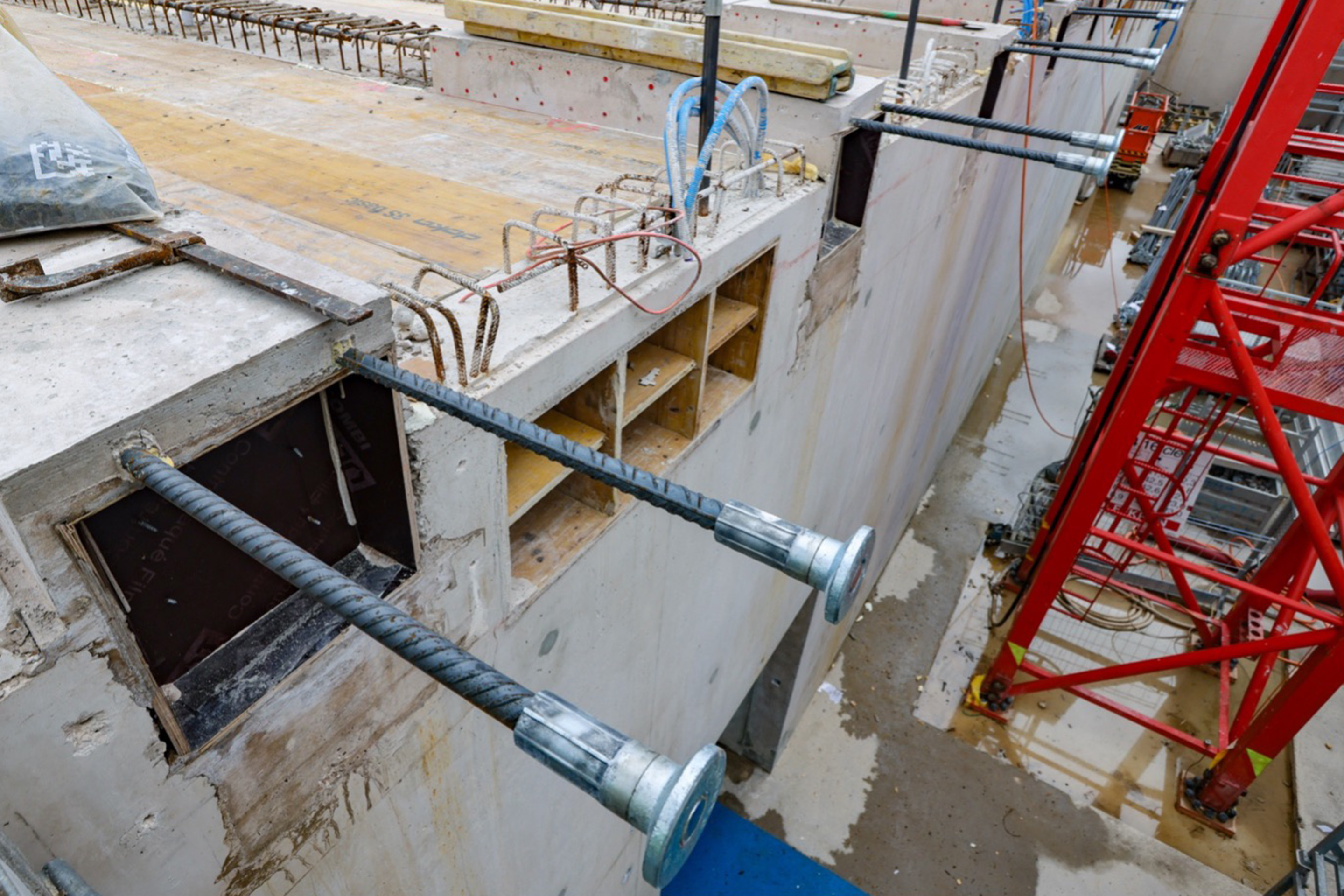 Spannbetonelemente der Güteklasse LC3 auf der Baustelle des Doppeldeckergebäudes. 