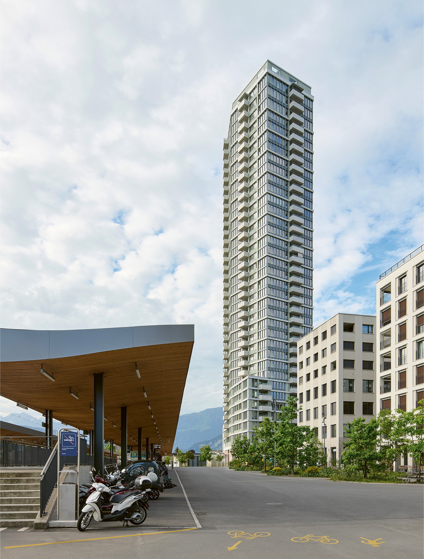 Der höhere Turm mit hexagonalem Grundriss steht am Bahnhofplatz.