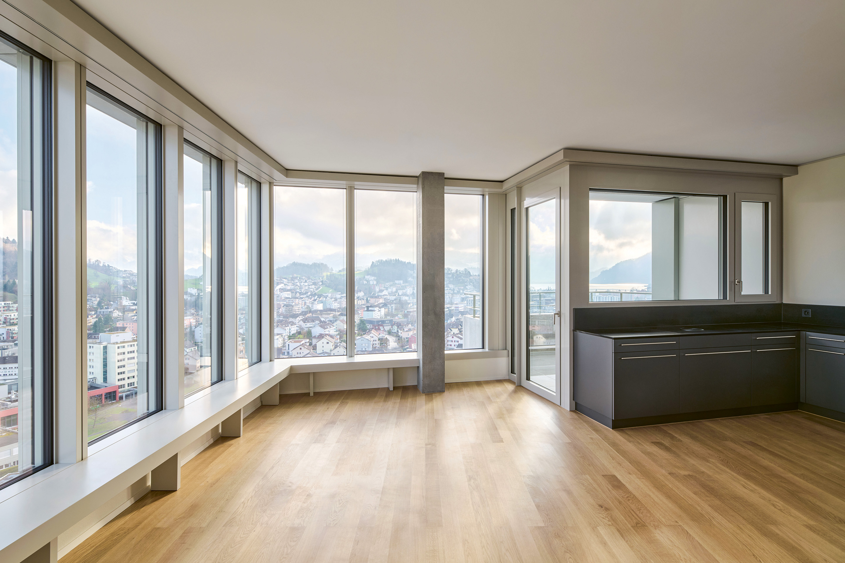 Die 40 cm hohen Fenstersimse dienen als Sitzbank und zugleich als Absturzsicherung.