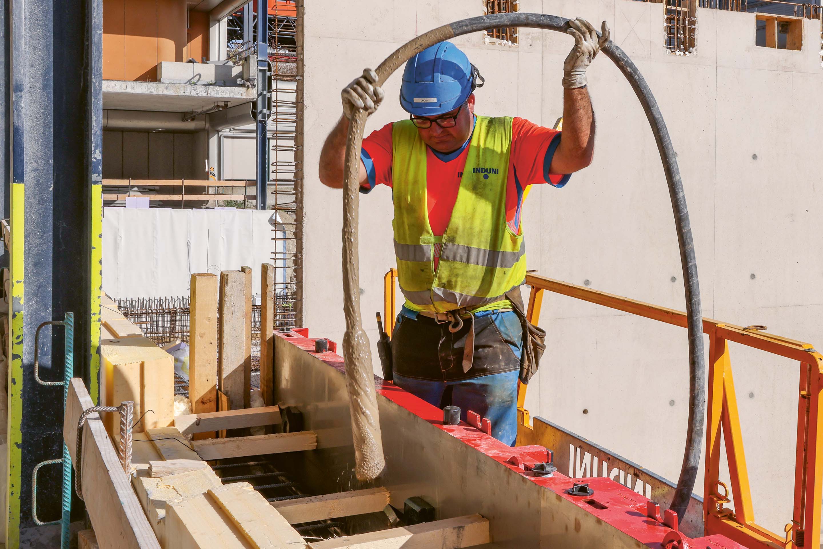 Beton LC3 sottoposto a vibrazione nel cantiere del Double Deck nel 2026. Sullo sfondo, un muro già completato realizzato in beton LC3.