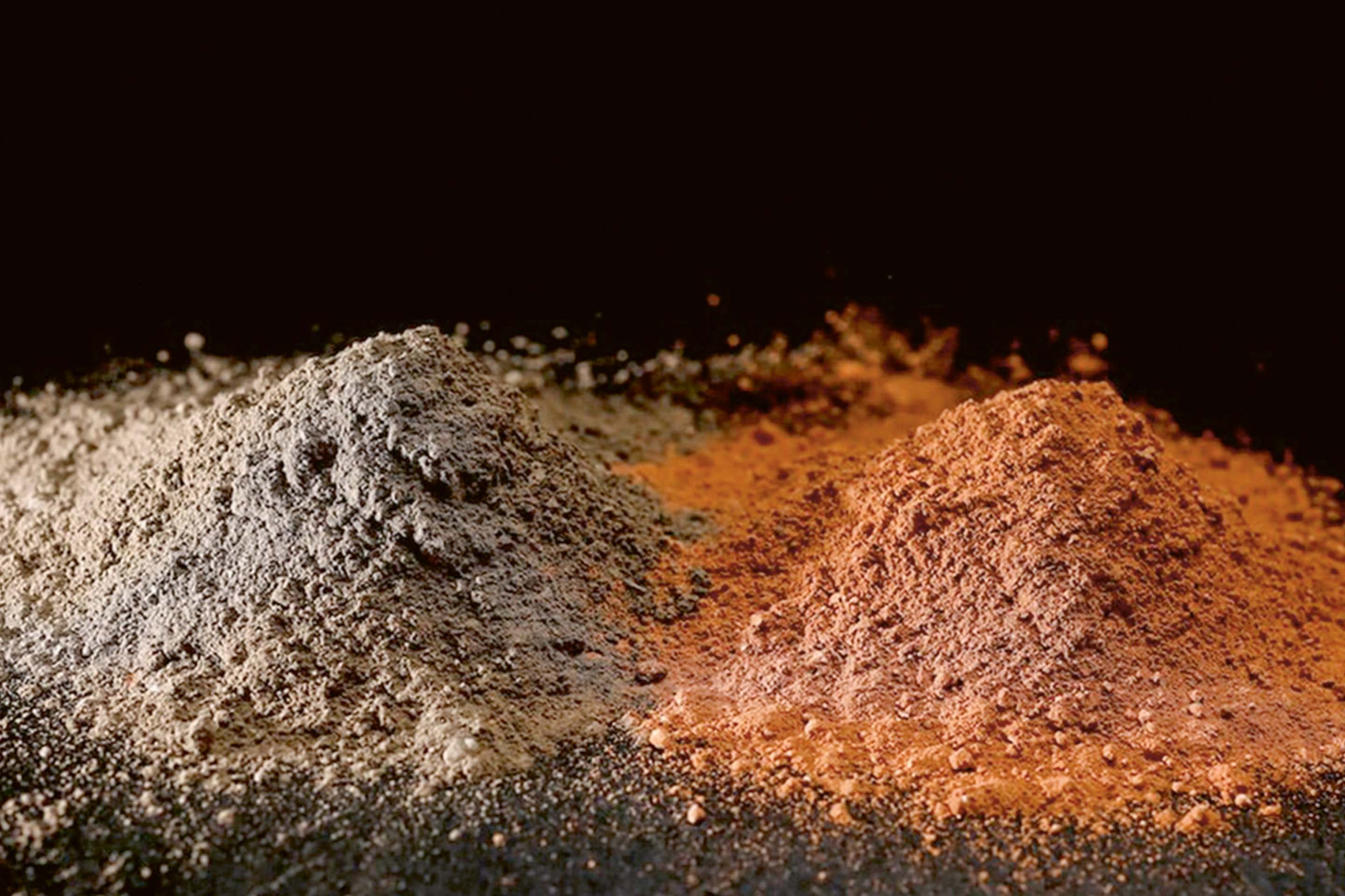 Argilla calcinata prodotta con (a sinistra) e senza (a destra) processo di controllo del colore.