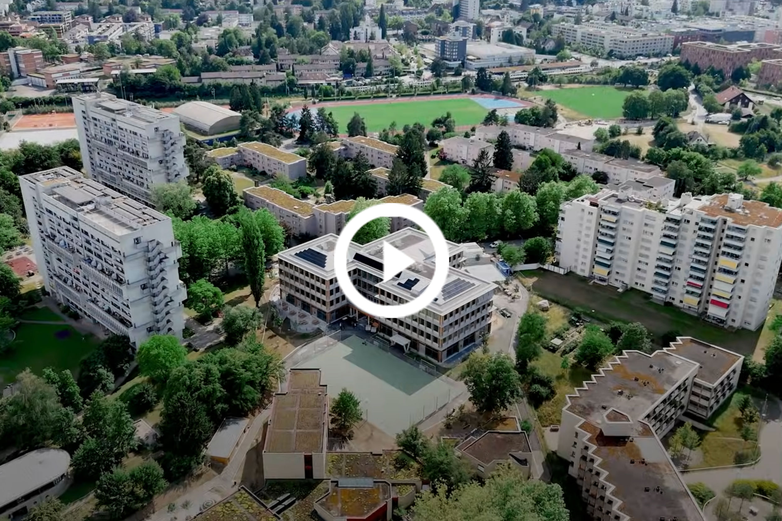 Holzbau berühren Exkursion Sekundarschule Wolfsblick