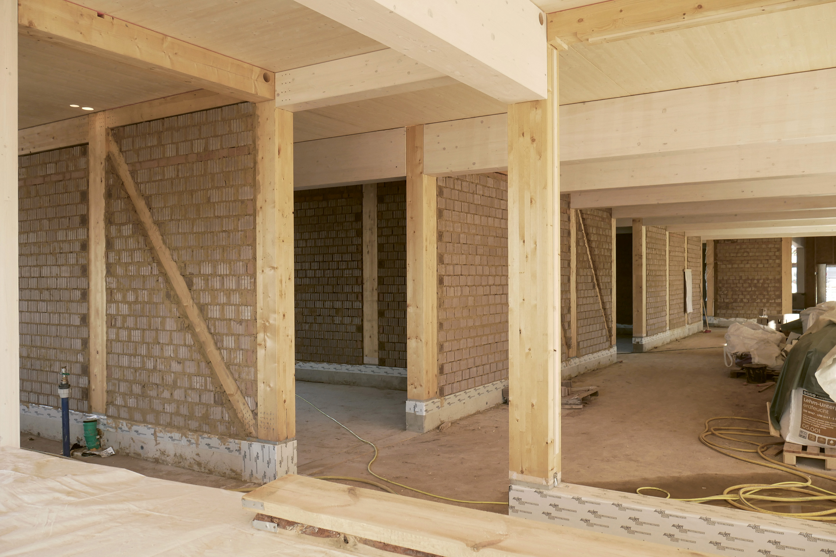 Holzbau mit schweren Lehmsteinausfachungen, St. Mauritius Sekundarschule, Halle (Saale)
