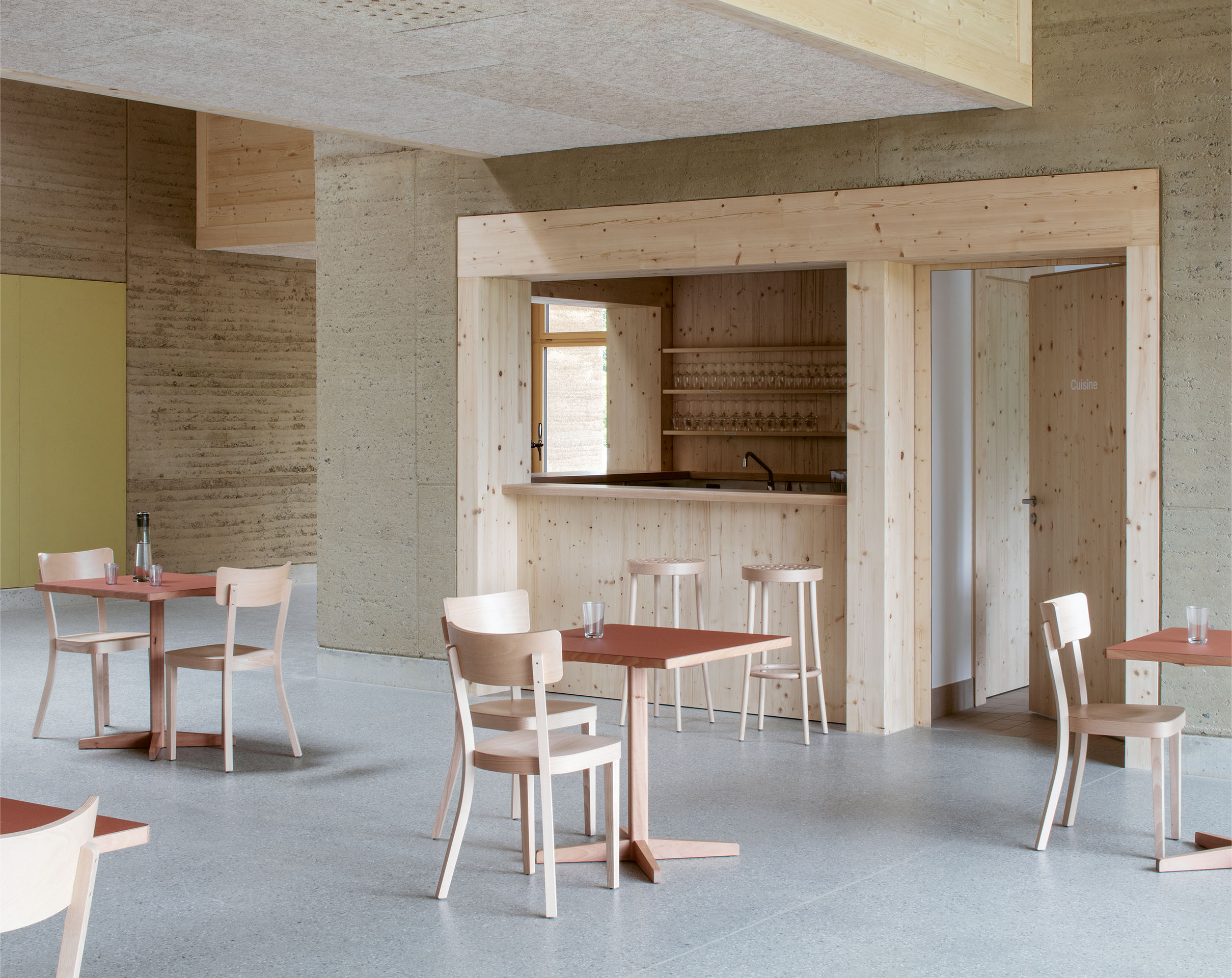 Blick in den zentralen Raum, der zugleich als Scharnier zwischen den vier «Häusern», Ankunfts- und Aufenthaltsort dient.