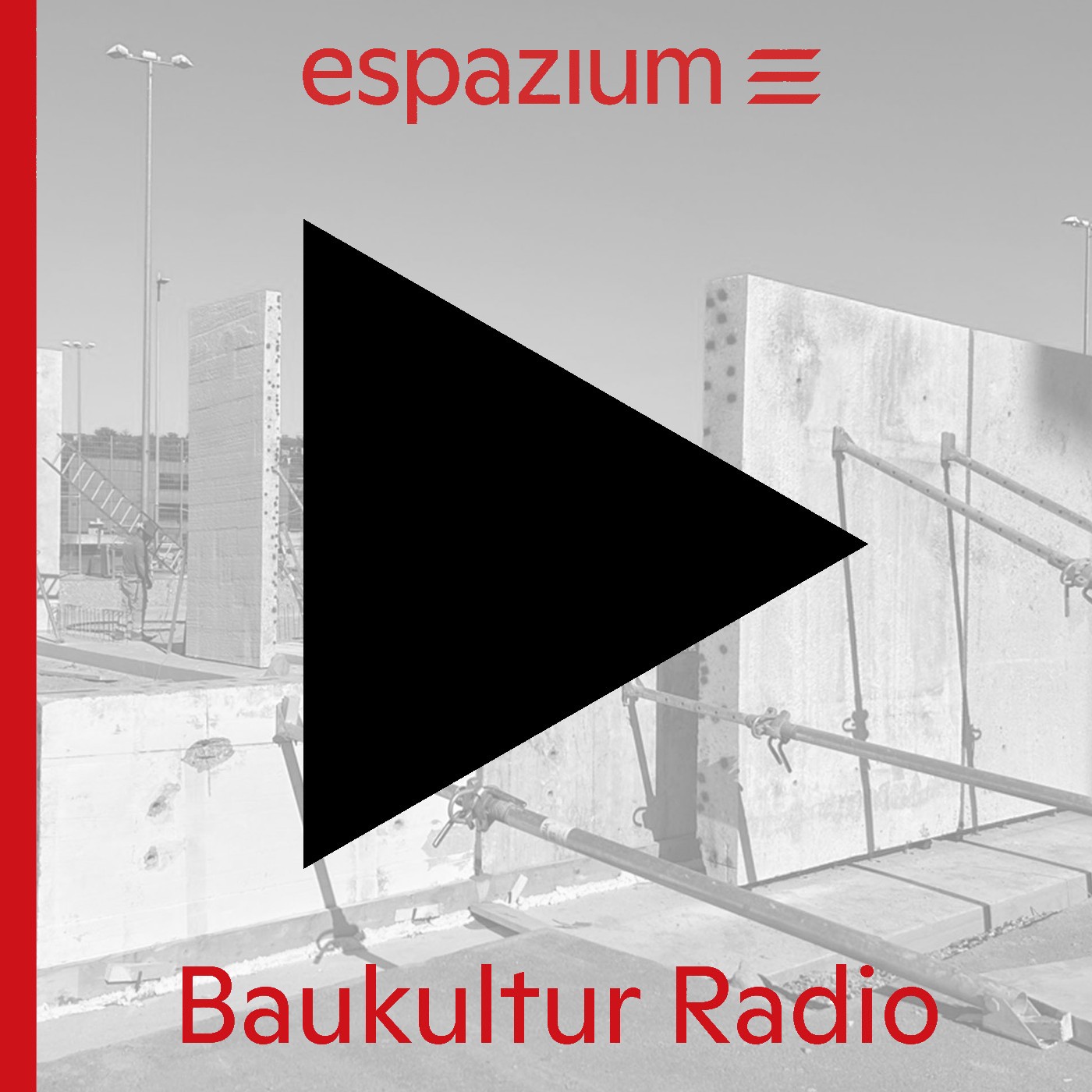 Cover de Baukultur Radio avec un bouton de lecture, sur fond de murs de béton de chantier.