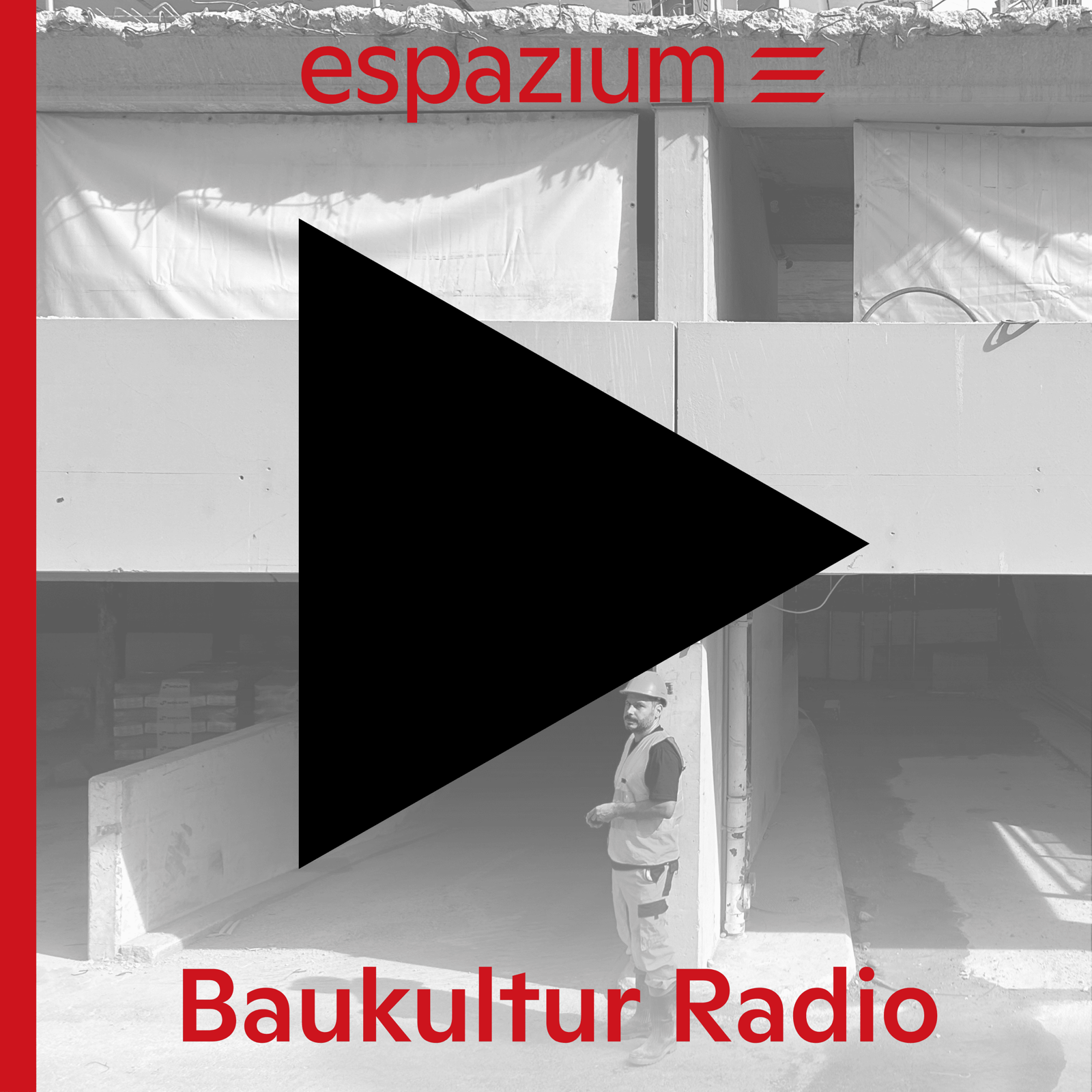 Visuel Baukultur Radio: bouton lecture sur une photo en noir et blanc d’un homme devant un parking en déconstruction.