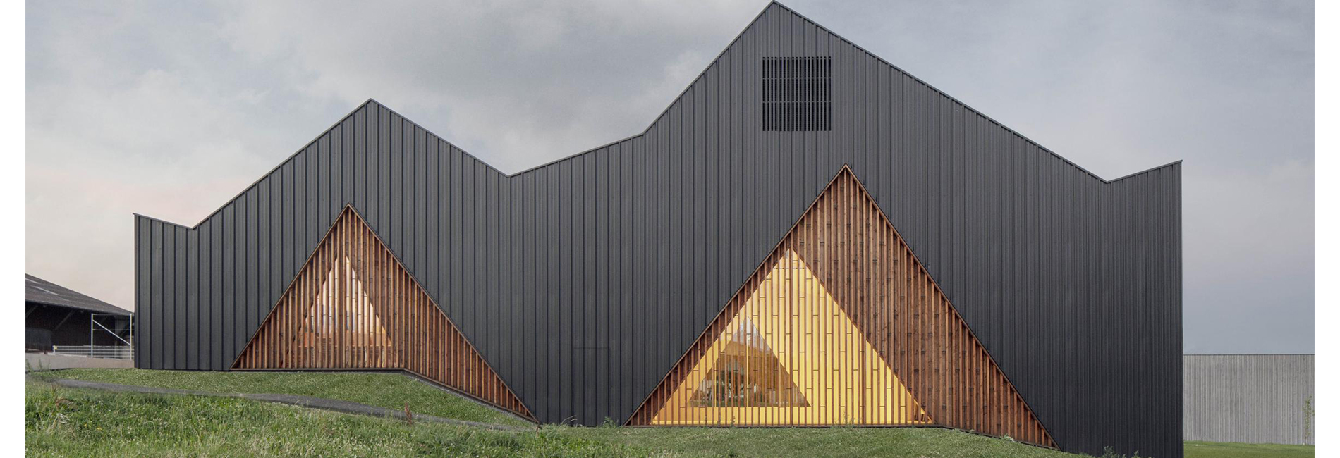 SALLE POLYVALENTE A LE VAUD, Le Vaud (Vaud) Architectes: LOCALARCHITECTURE, Lausanne, Photographe: Matthieu Gafsou SALLE POLYVALENTE A LE VAUD, Le Vaud (Vaud) Architectes: LOCALARCHITECTURE, Lausanne, Photographe: Matthieu Gafsou