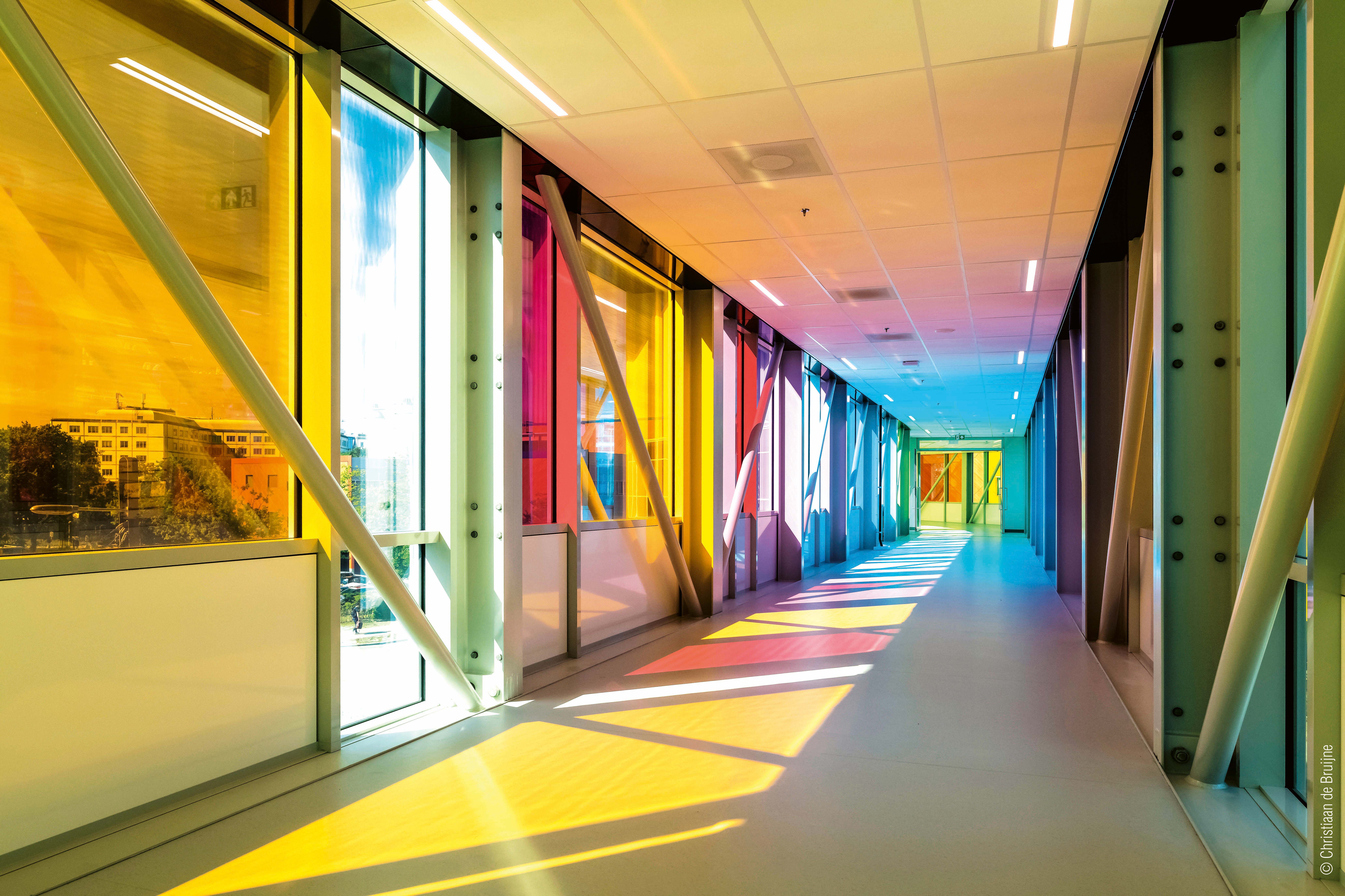 Seit 2017 verbindet eine bunte Glasbrücke das Wilhelmina-Kinderkrankenhaus mit dem Princess Máxima Centrum in Utrecht (NL), dem nationalen Zentrum für Kinderonkologie. Geplant wurde es nach architekturpsychologischen Erkenntnissen. Coverfoto zur Verfügung gestellt von Thiele-Glas; Fotograf: Christiaan de Bruijne Seit 2017 verbindet eine bunte Glasbrücke das Wilhelmina-Kinderkrankenhaus mit dem Princess Máxima Centrum in Utrecht (NL), dem nationalen Zentrum für Kinderonkologie. Geplant wurde es nach architekturpsychologischen Erkenntnissen. Coverfoto zur Verfügung gestellt von Thiele-Glas; Fotograf: Christiaan de Bruijne.