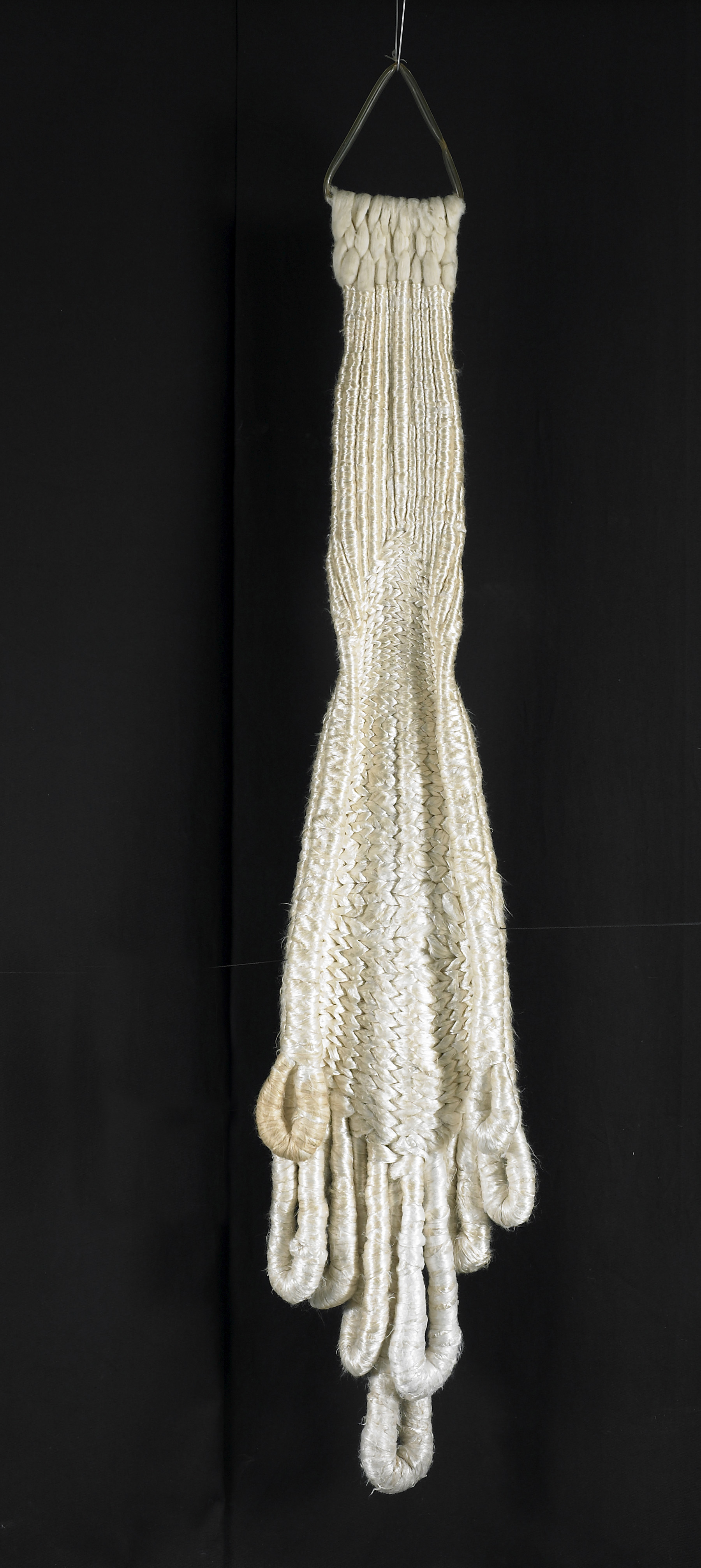 «Colonne blanche» von Marlise Staehlin besteht aus feinen Seidenfäden, die zu dicken Strängen verknüpft wurden.