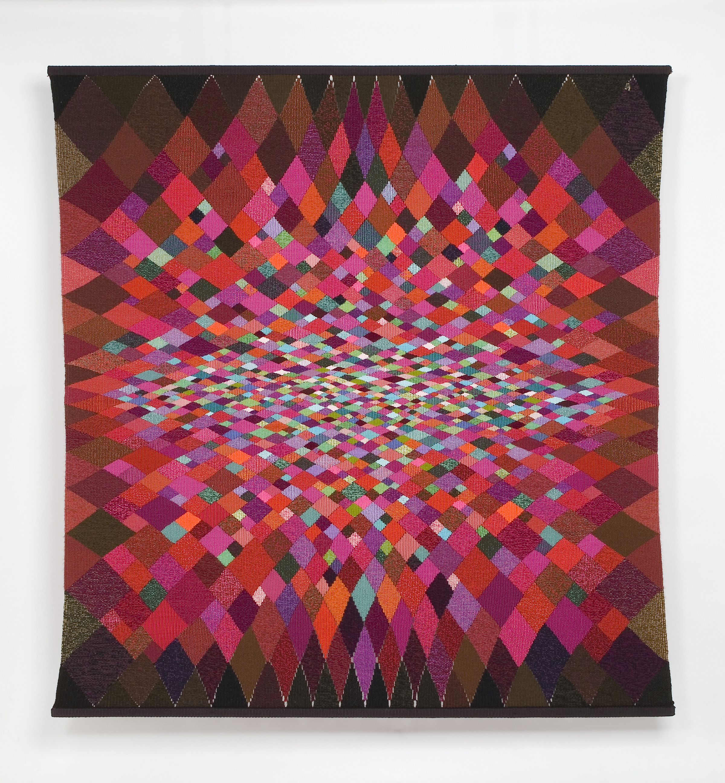 Der Wandbehang «All» von Moik Schiele aus dem Jahre 1977 besticht durch seine bunte Sogwirkung.