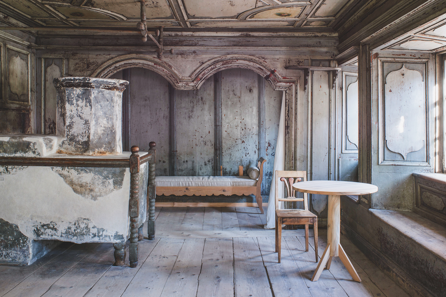 Auch der 2. Preis vereint Sensibilität und Engagement: Mit der Renovation zweier Häuser im Dorfkern von Valendas kommt neues Leben in den malerischen Ort in der Surselva. Hinter dem Erfolg stehen die Gemeinde, die Stiftung Valendas Impuls und die beiden Architekturbüros Gion A. Caminada und Capaul &amp; Blumenthal.