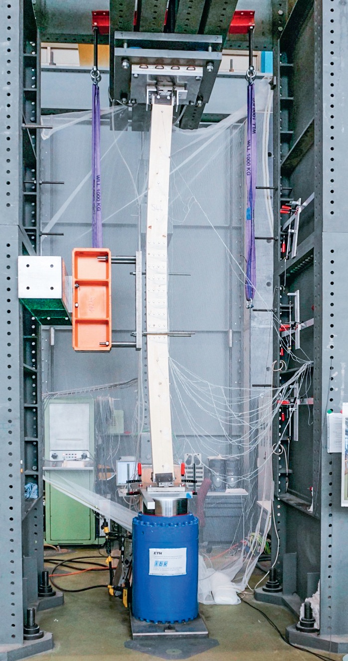 Knickversuche an Brettschichtholz-Stützen an der ETH Zürich.