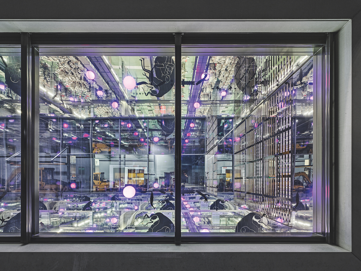 «Der gefangene Floh», die Kunst-am-Bau-Installation von Yves Netzhammer im «Guckkasten» des neuen Unterwerks Oerlikon. Zweistündlich ist von aussen die Toninstallation zu hören, während im Inneren die Lichter blinken.