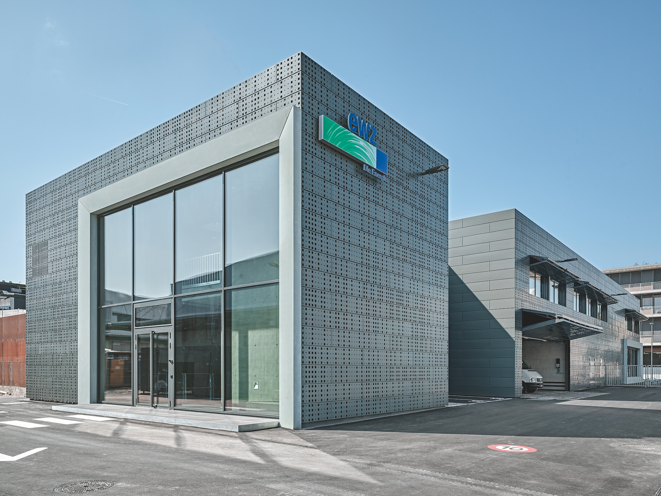 Durch die grossen Glasfassaden am Haupteingang des neuen ewz Unterwerks und den «Guckkasten» wird ein permanenter Einblick in das Gebäude gewährt.