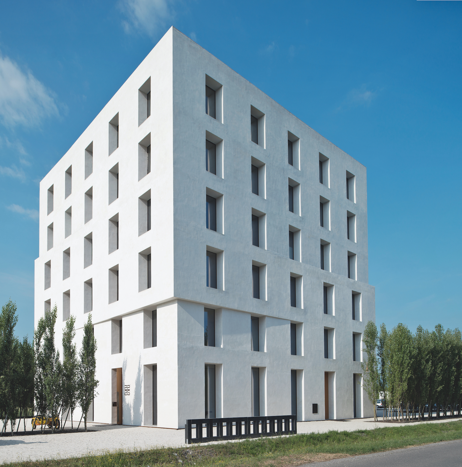 Trotz skulpturalen Qualitäten wirkt das Haus aus allen Blickrichtungen wie derselbe solide, unverrückbare Monolith. Dieser Eindruck verstärkt sich durch die hohen, schmalen und tiefen Öffnungen, die die Fassade gliedern.