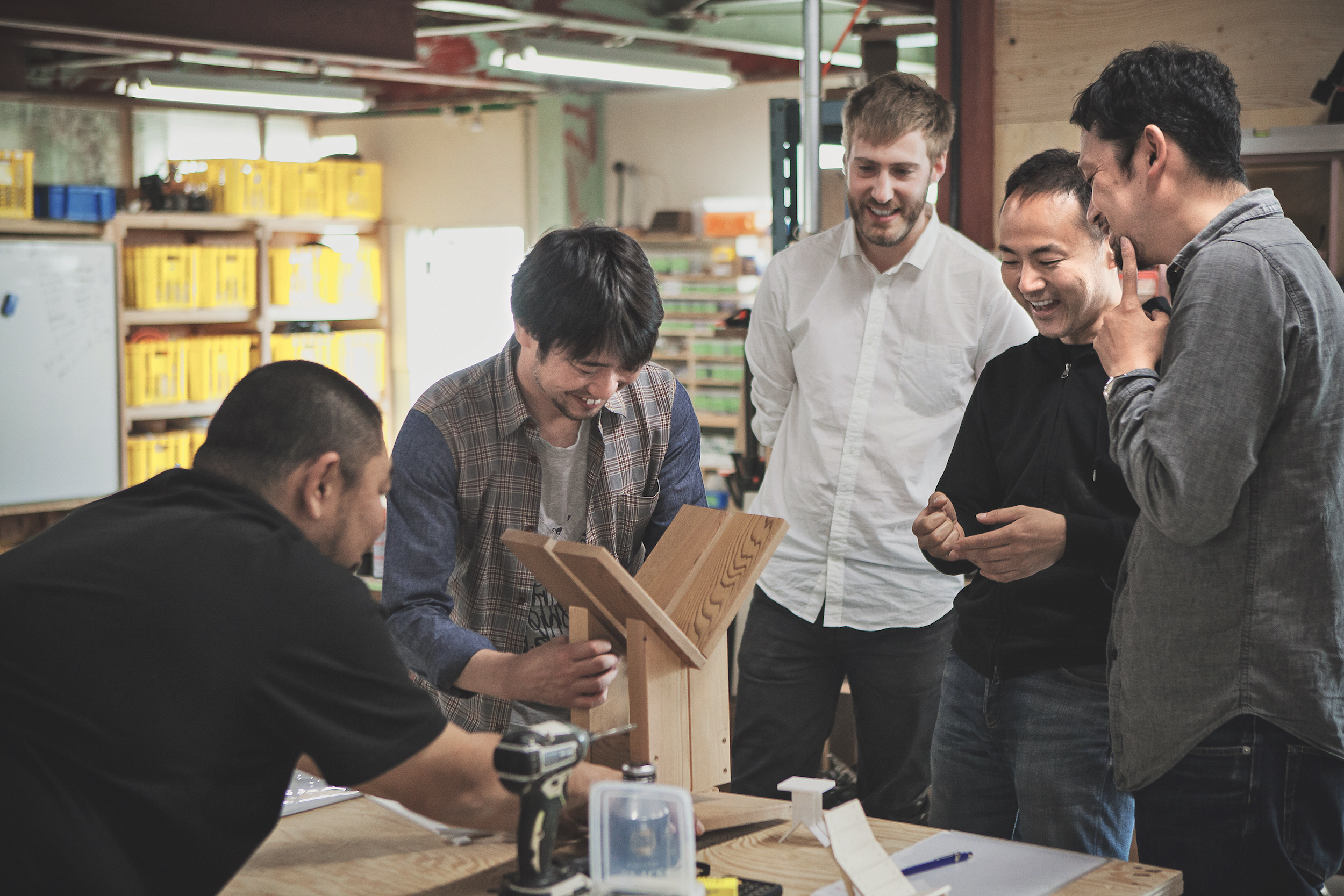 Holz verbindet japanische und schweizerische Designtradition − die Gestalter am Workshop in den Ishinomaki Laboratories.