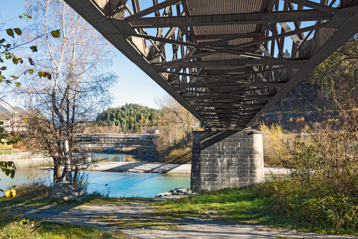 Der historischen Hinterrheinbrücke im bündnerischen Reichenau soll eine zweite Eisenbahnbrücke zur Seite gestellt werden, um die instand­setzungsbedürftige Konstruktion zu entlasten.