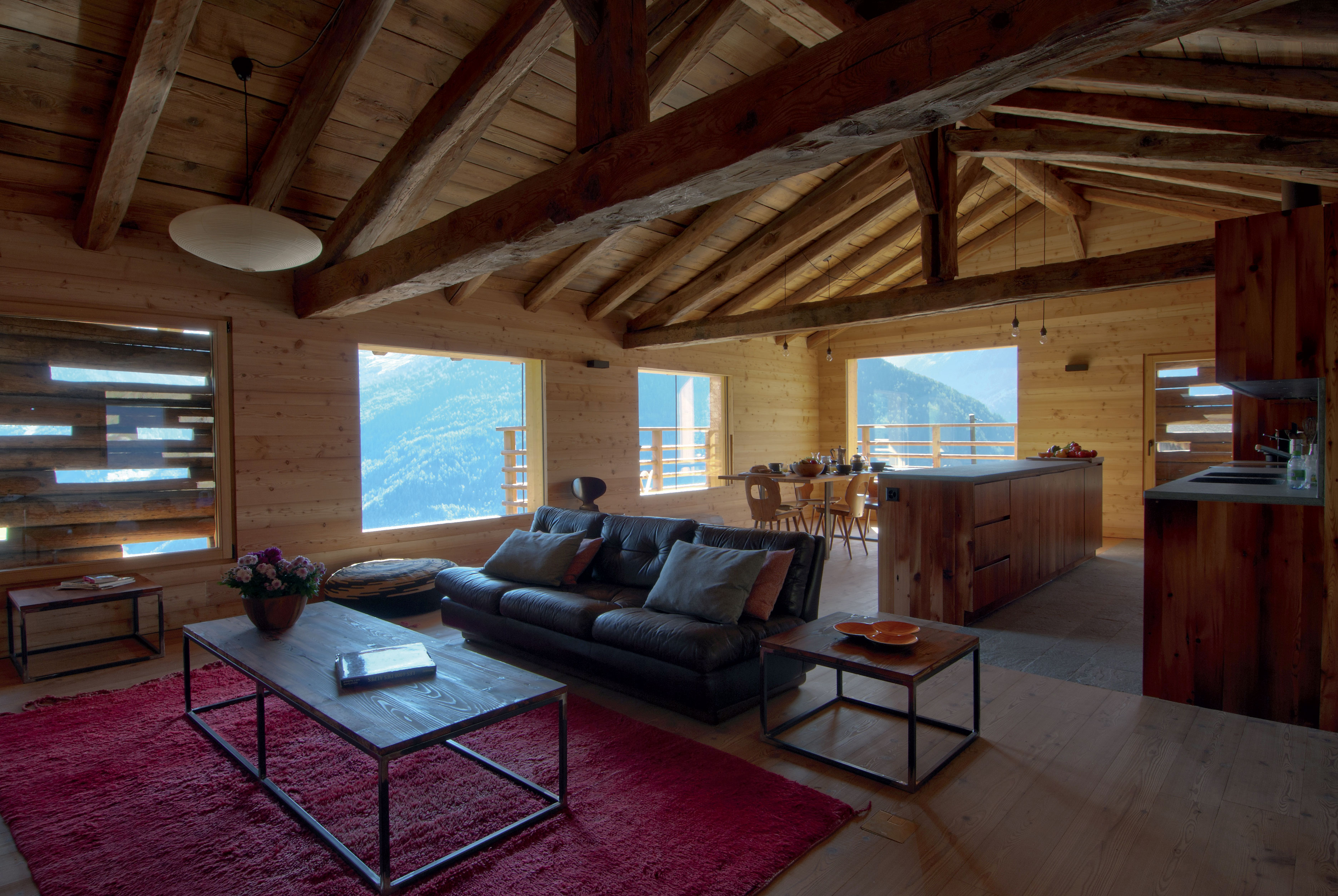 La pièce commune est à l’étage, au-dessus des chambres.