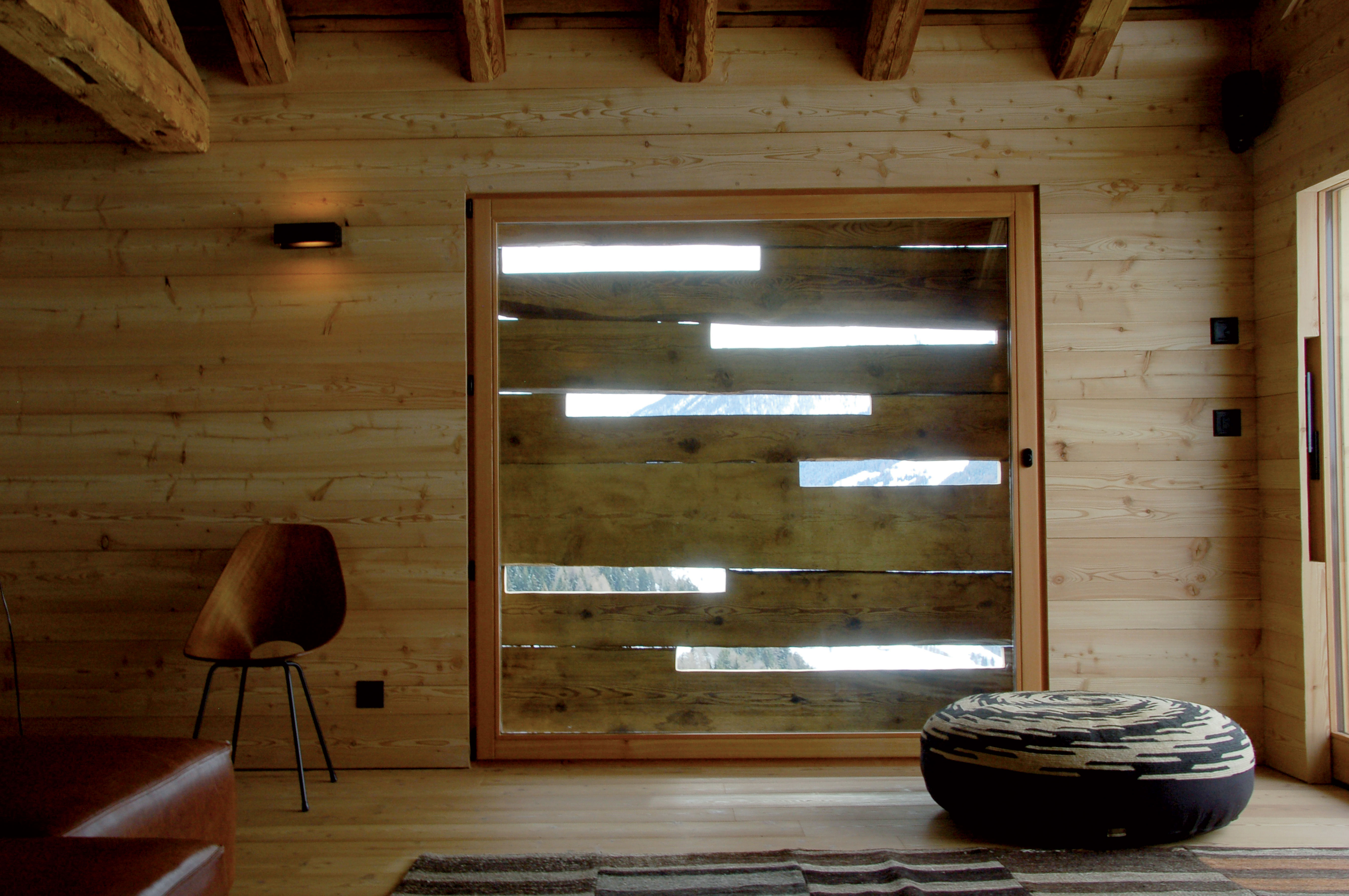 Certaines ouvertures préservent les fentes d’aération de la structure initiale.