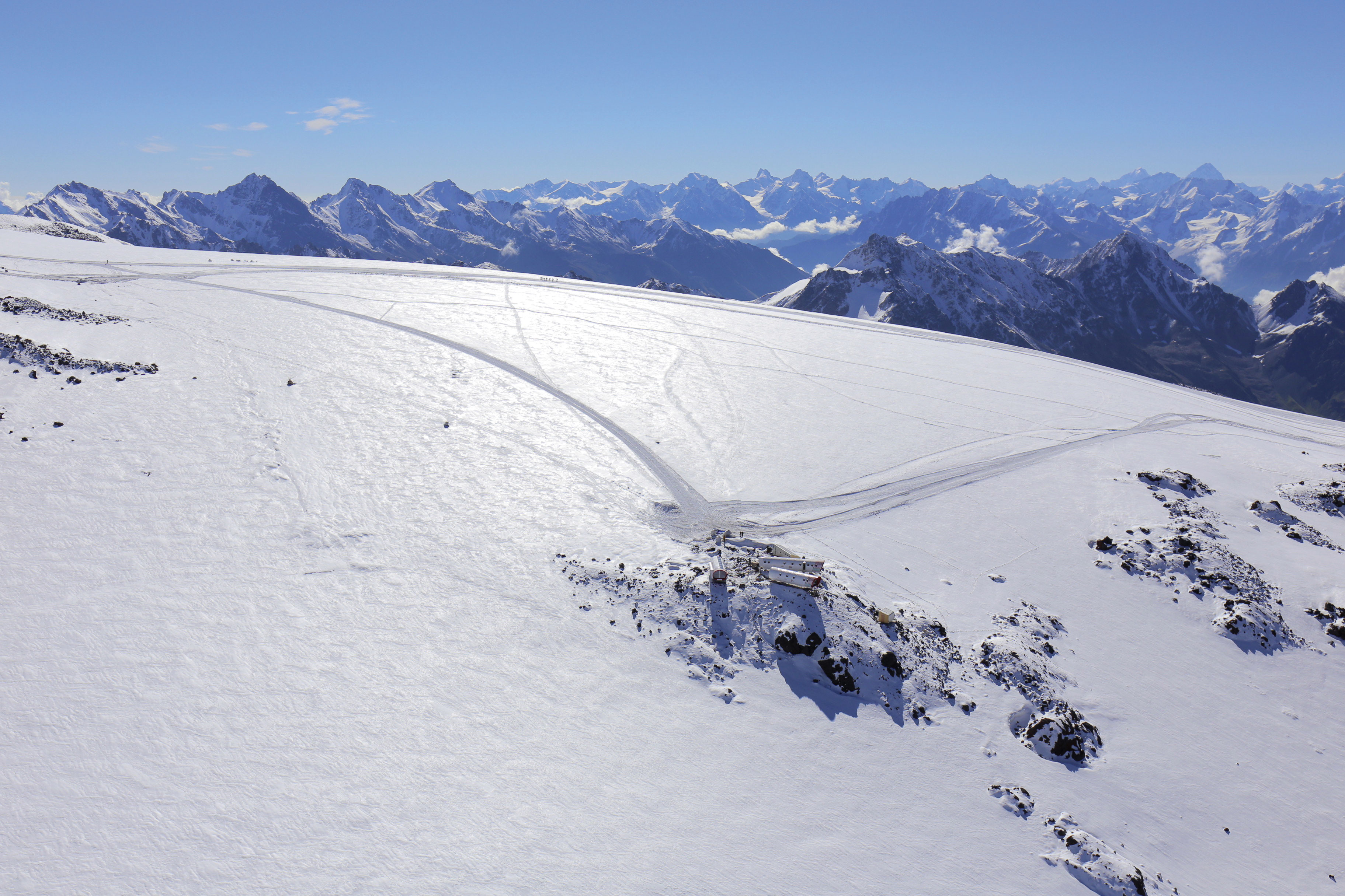 Perspective générale et situation de l’éco-hôtel LEAPrus, sur les pentes de l’Elbrouz (5642 m, Caucase)