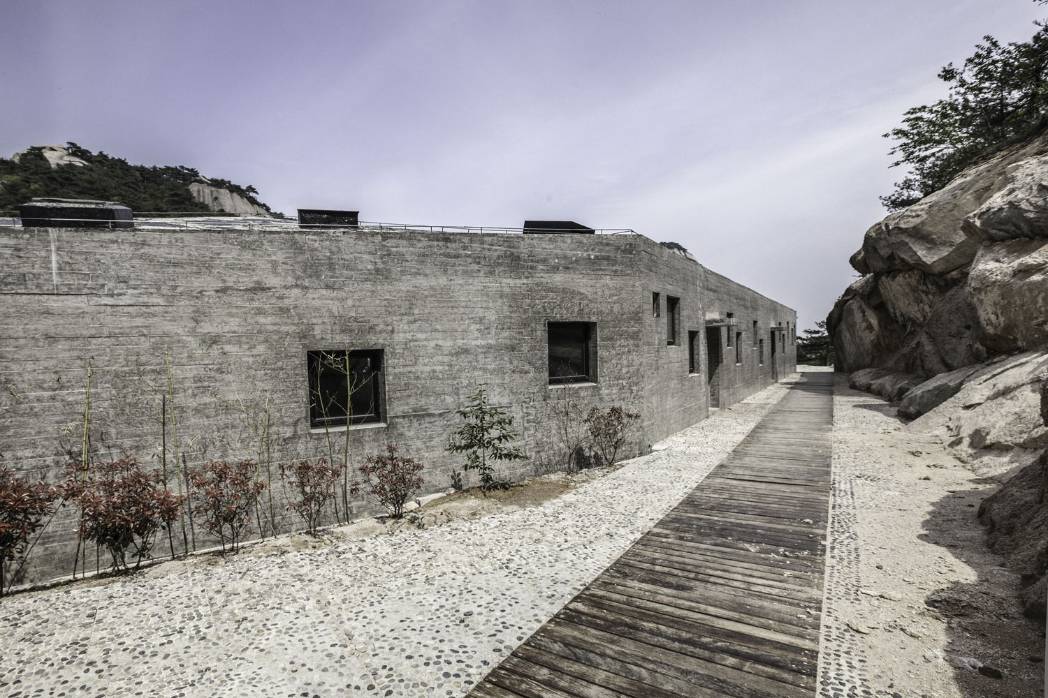 Vue de l’arrière du bâtiment et aménage- ments extérieurs