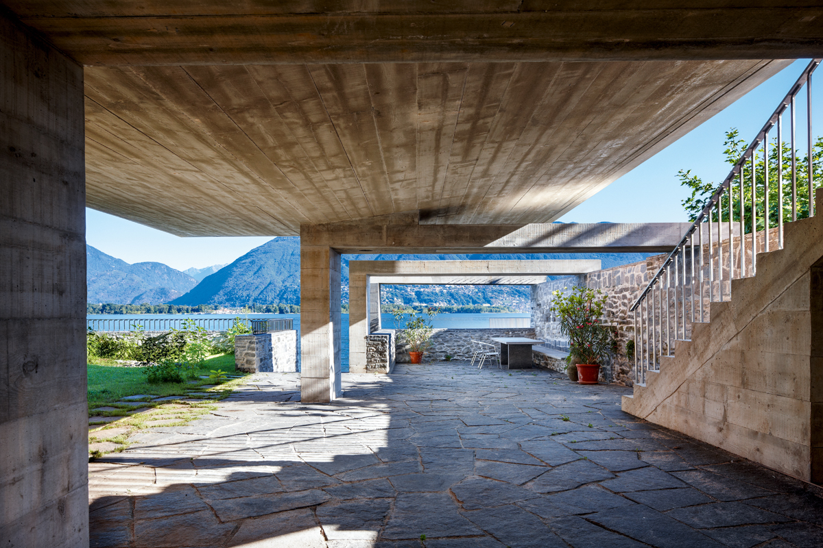Die Terrasse unter dem Haus hat zwei Gesichter. Im Sommer ist sie ein kühler, schattiger Rückzugsort, bei Hochwasser hingegen wird der gesamte Bereich überschwemmt.