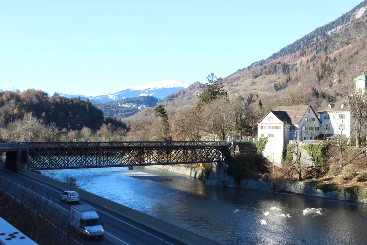 Rheinbrücke Reichenau mit dem Zusammenfluss von Hinter- und Vorderrhein im Hintergrund.
