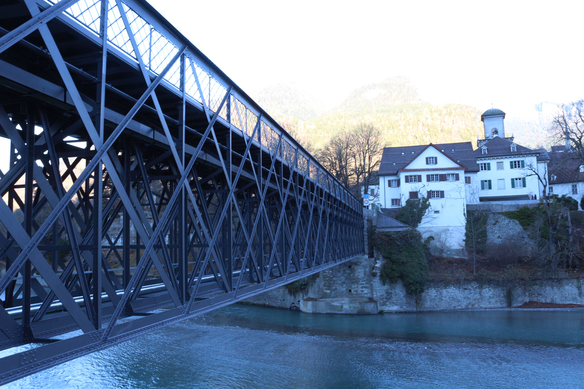 Instandgesetzte Rheinbrücke mit Schloss Reichenau im Hintergrund.