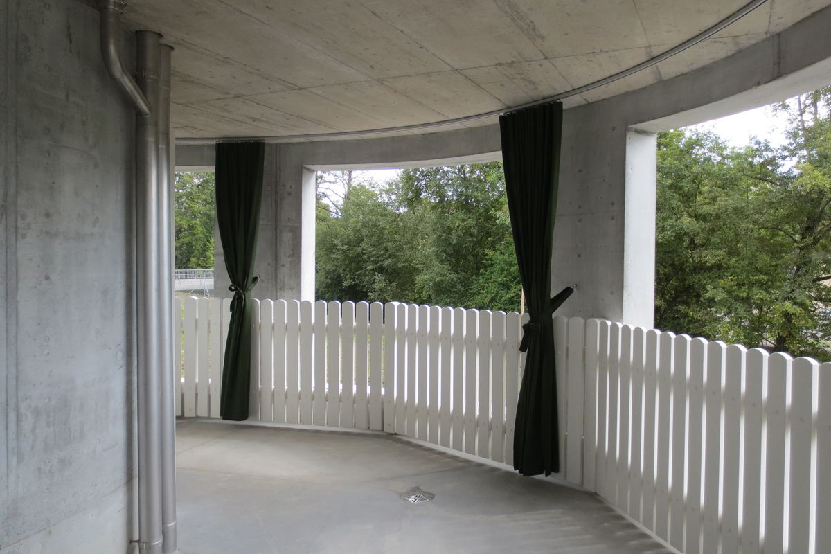 Terrasse einer Wohnung: Die Zäune sind eine Intervention des Künstlers Erik Steinbrecher.