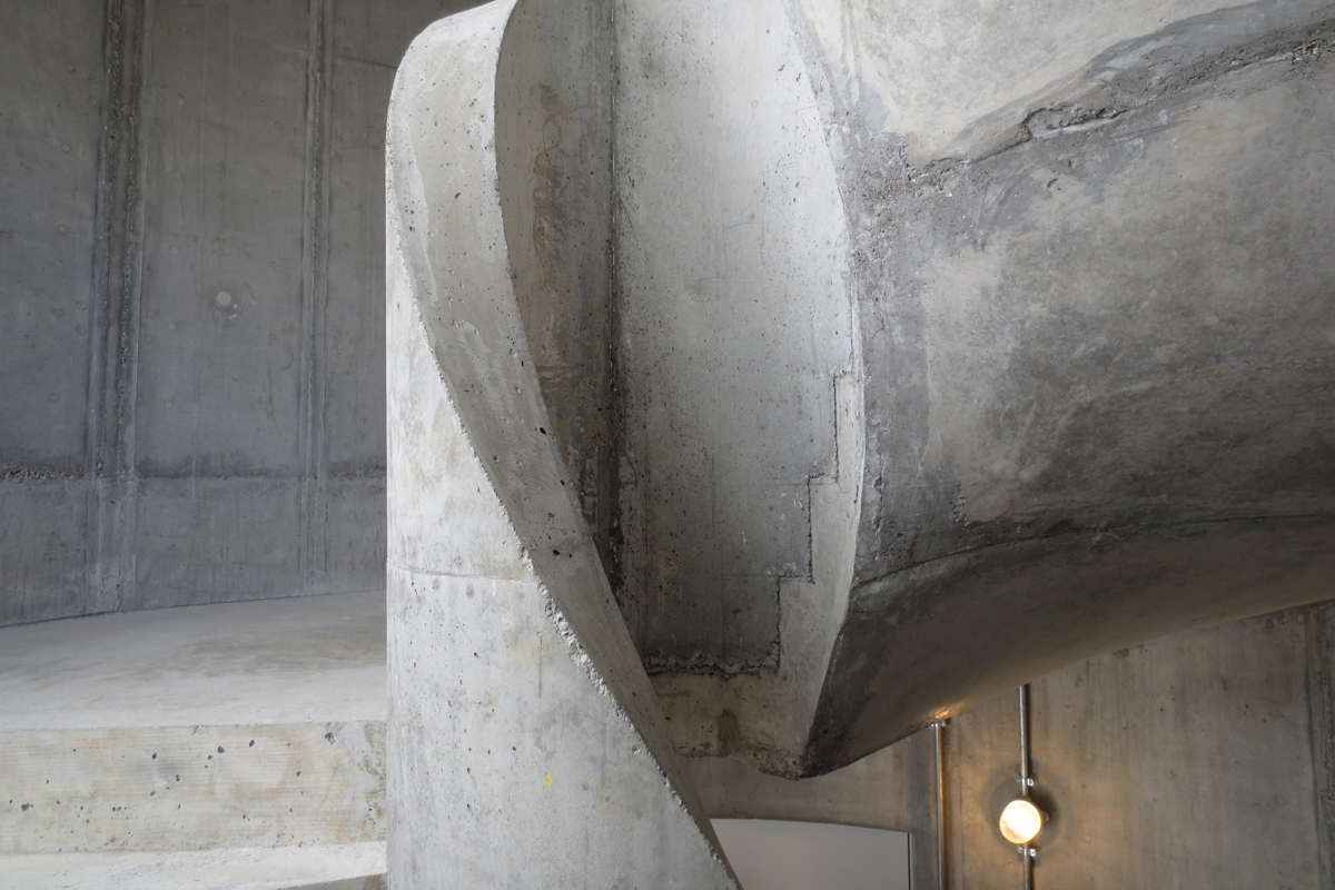Treppe in einem der Ecktürme: Die expressive Qualität des rohen Betons ist beeindruckend.